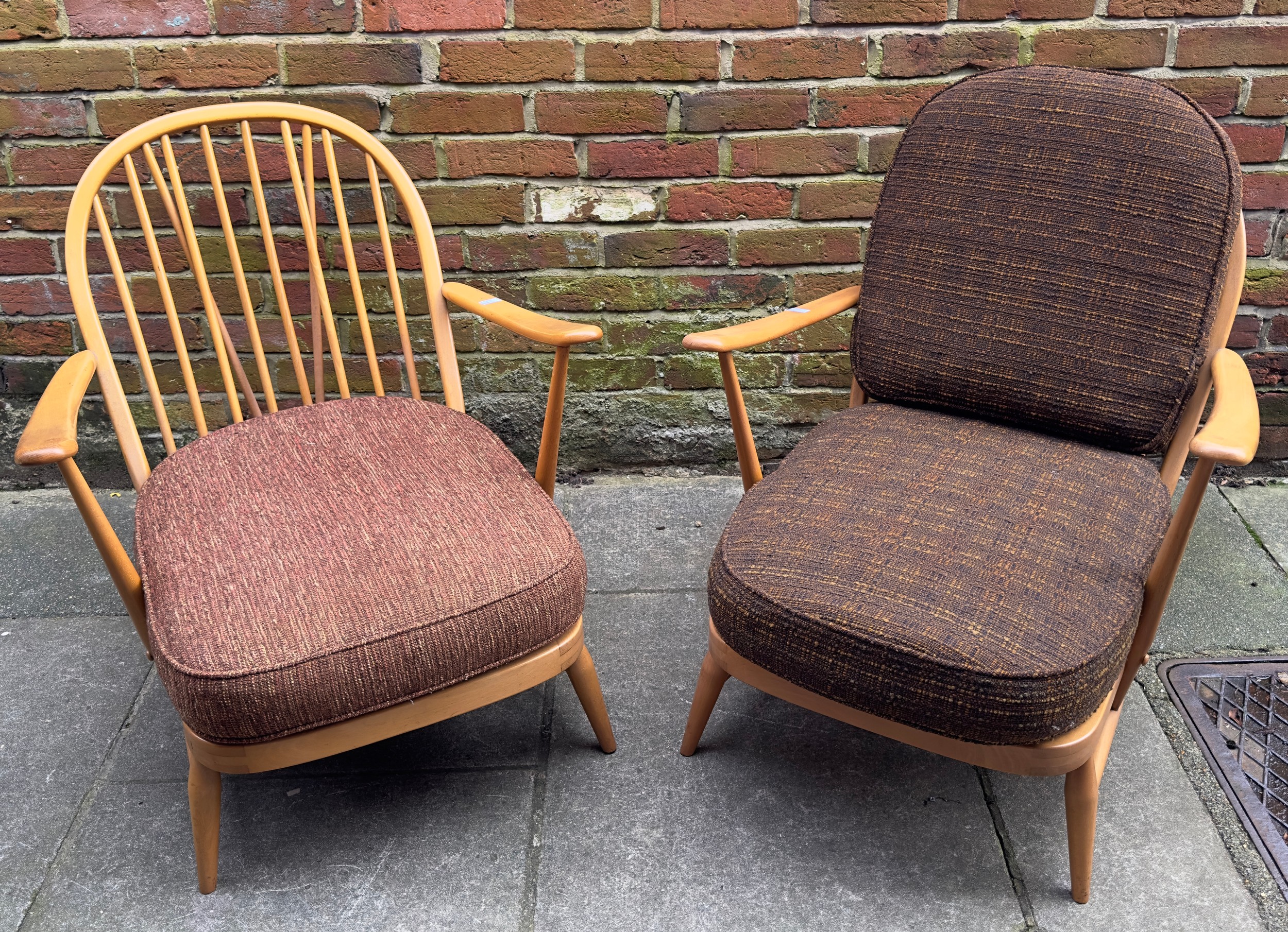 Lucian Ercolani - Ercol - A pair of beech and elm Ercol armchairs / easy chairs, model 203, each