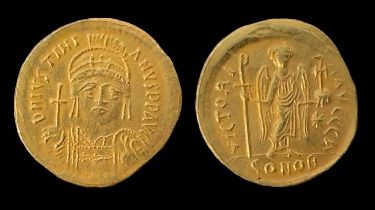 Justinian I (527-565), Gold Solidus, Obv. DN IUSTINI ANUS P P AUG, helmeted bust of Justinian