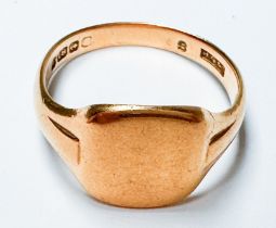 An 18ct yellow gold gents signet ring, with square blank top, weighs 5.0 grams.