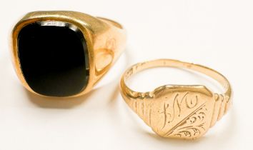 A 9ct yellow gold gents signet ring, set with a square shaped black onyx to the top, together with a