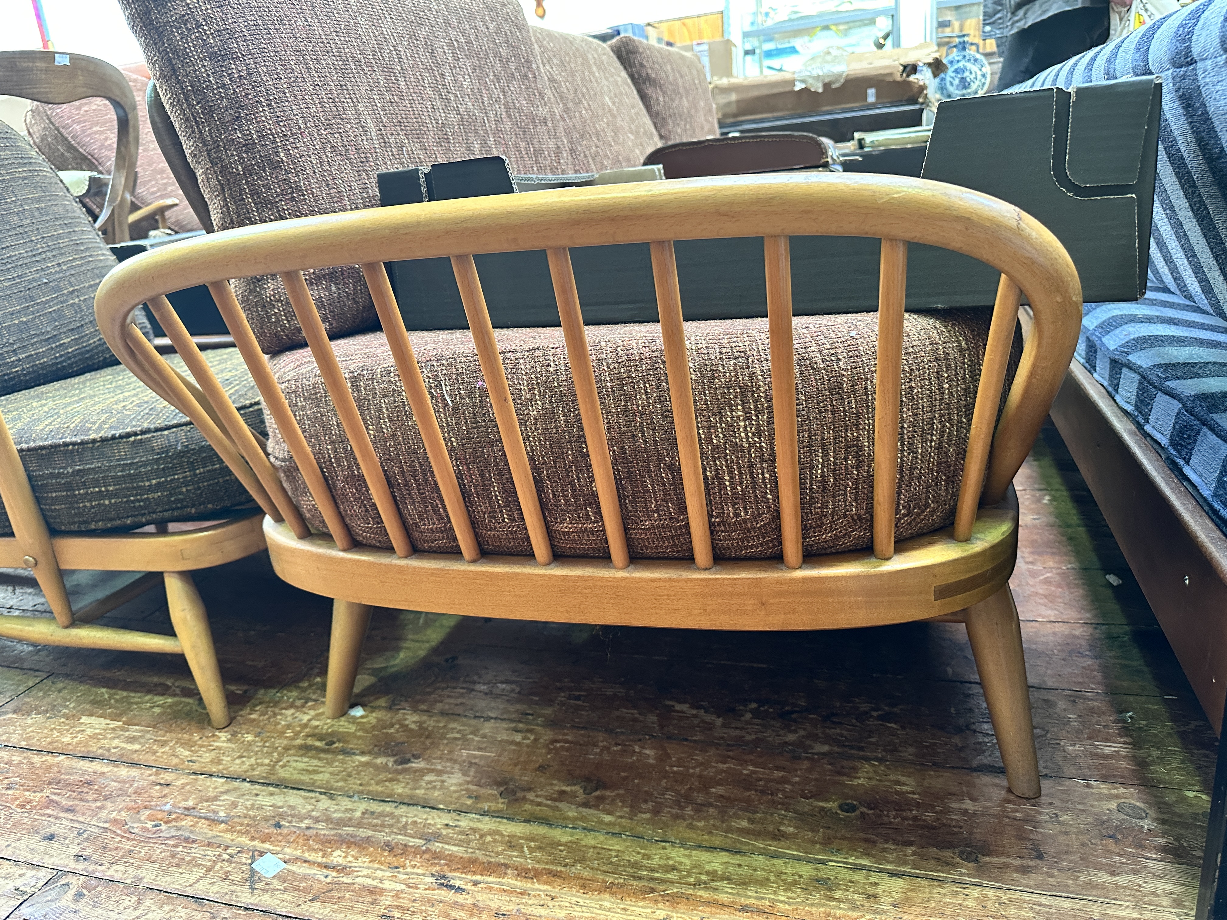 Lucian Ercolani - Ercol - A blonde elm and beech Ercol day-bed/studio couch, model 355, with solid - Image 7 of 11