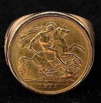 A 9ct gold ring set with a George V 1911 22ct gold half-Sovereign, gross weight approximately 13g