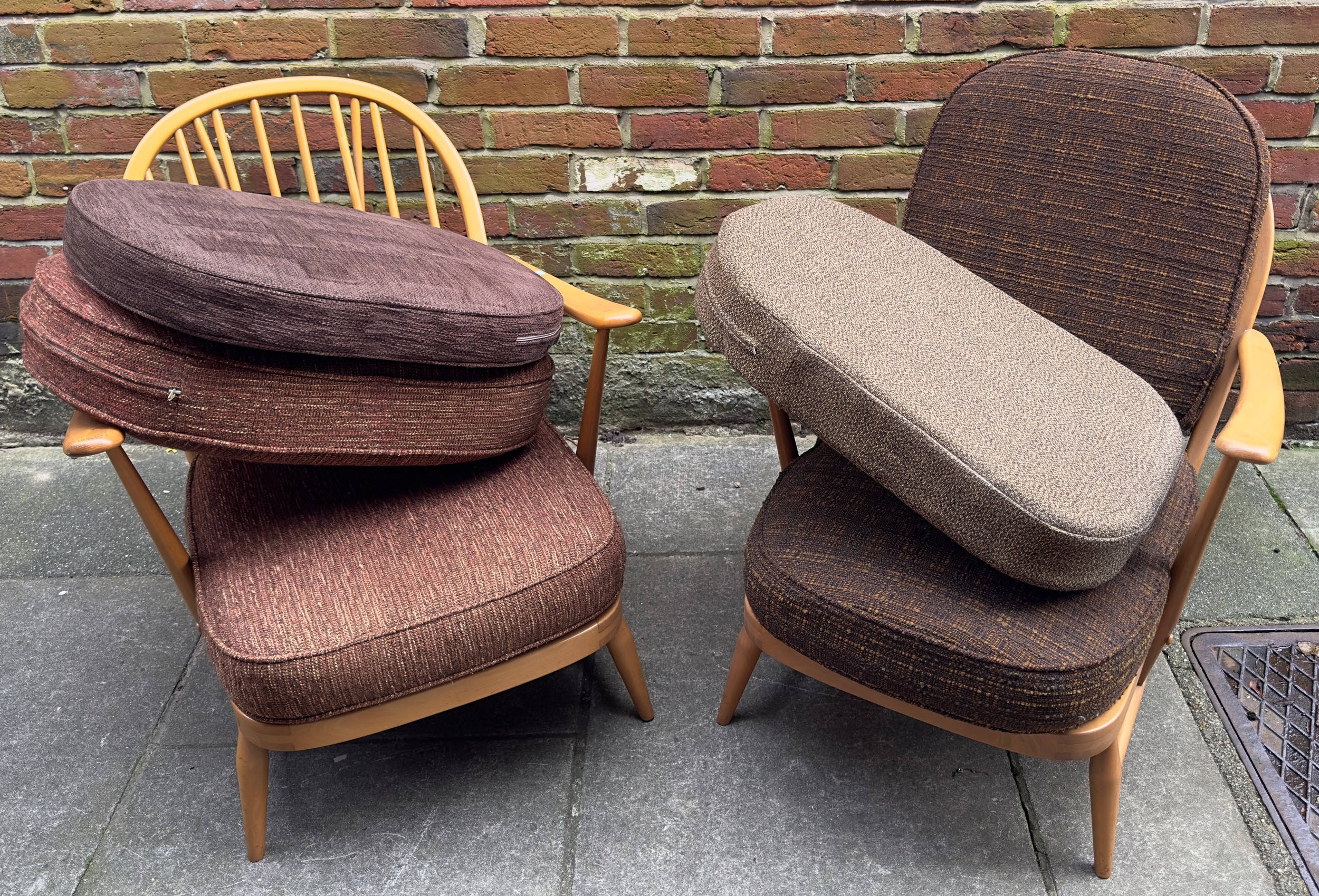 Lucian Ercolani - Ercol - A pair of beech and elm Ercol armchairs / easy chairs, model 203, each - Image 2 of 6