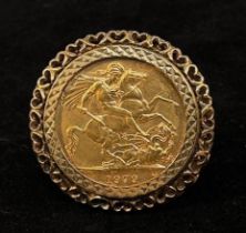 A 9ct gold ring set with a QEII 1979 22ct gold full-Sovereign, gross weight approximately 15.2g