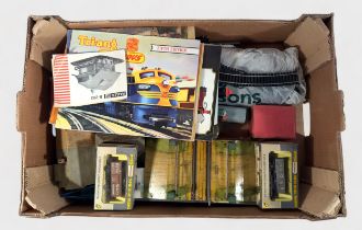 A collection of assorted ‘OO’ and ‘O’ gauge model railways items, including a boxed Wrenn Railways