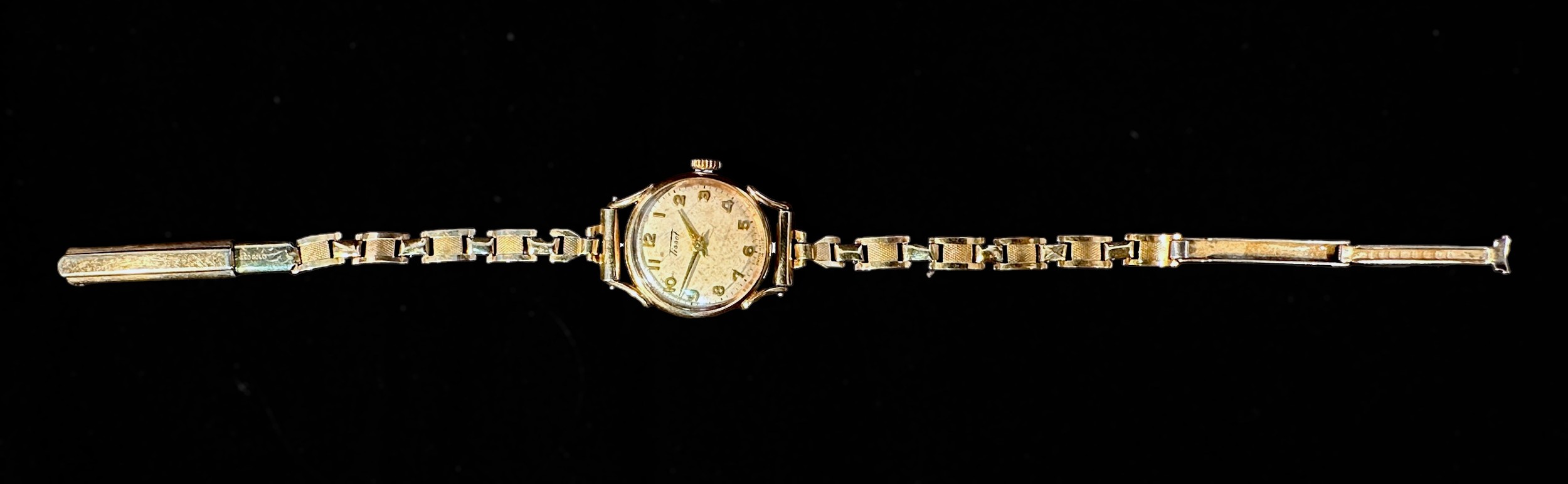 A 9ct gold cased ladies Tissot wristwatch, the silvered dial with Arabic numerals denoting hours, on - Bild 3 aus 3