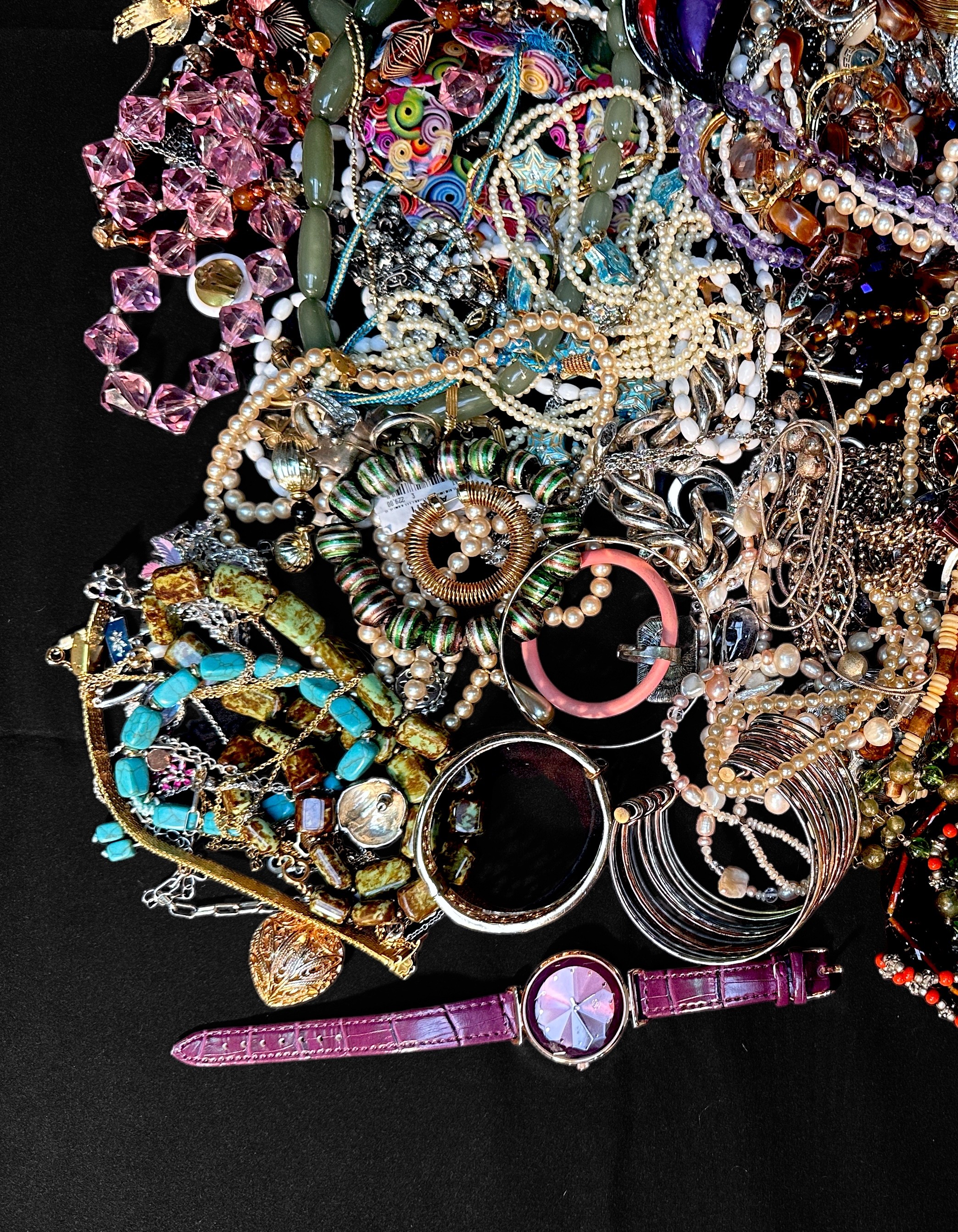 A good collection of assorted costume jewellery including a Givenchy necklace, bangles, chains, bead - Image 5 of 7