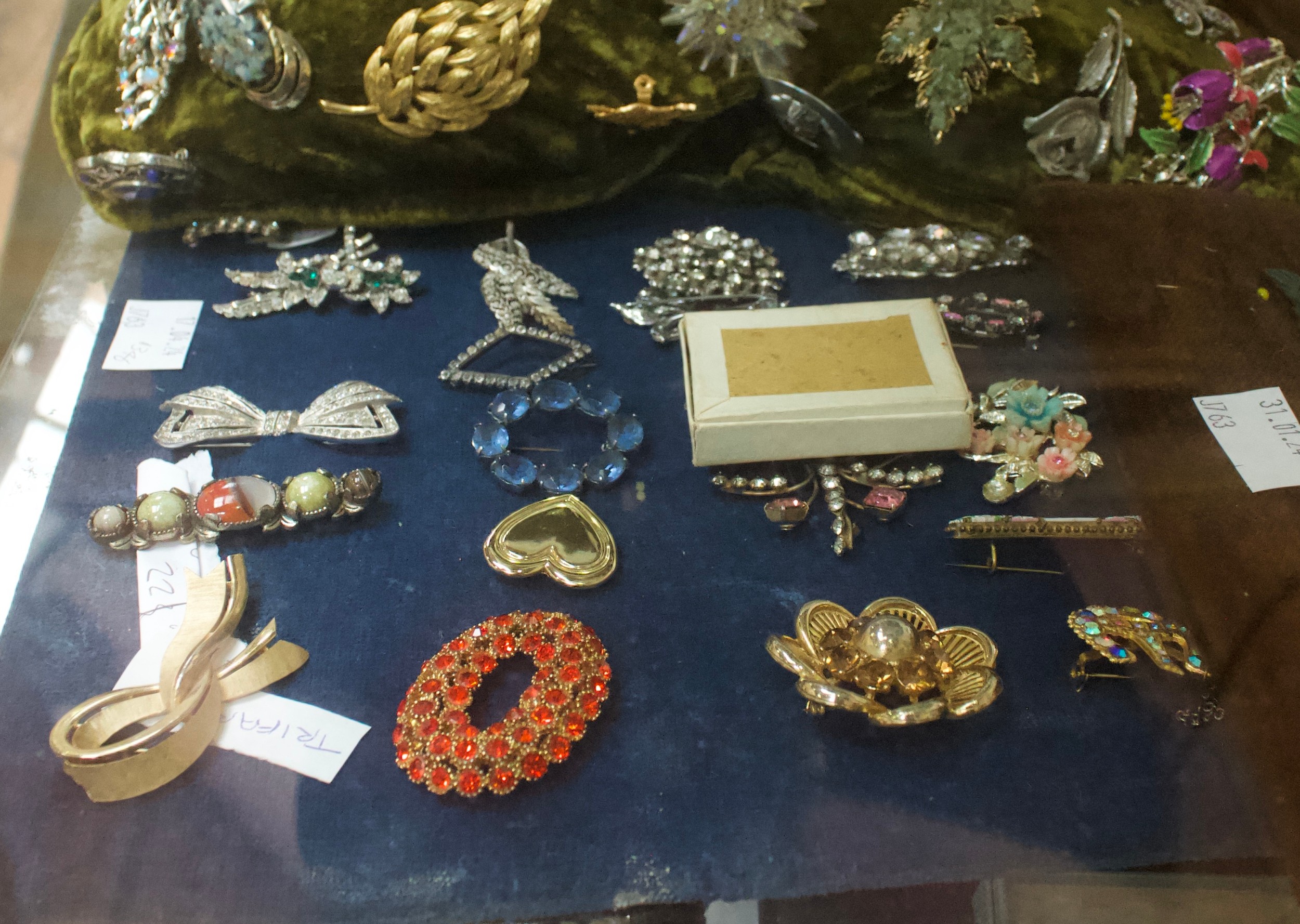 A good quantity of costume jewllery including brooches, earrings, rings, buckles etc, in two clear - Image 10 of 12