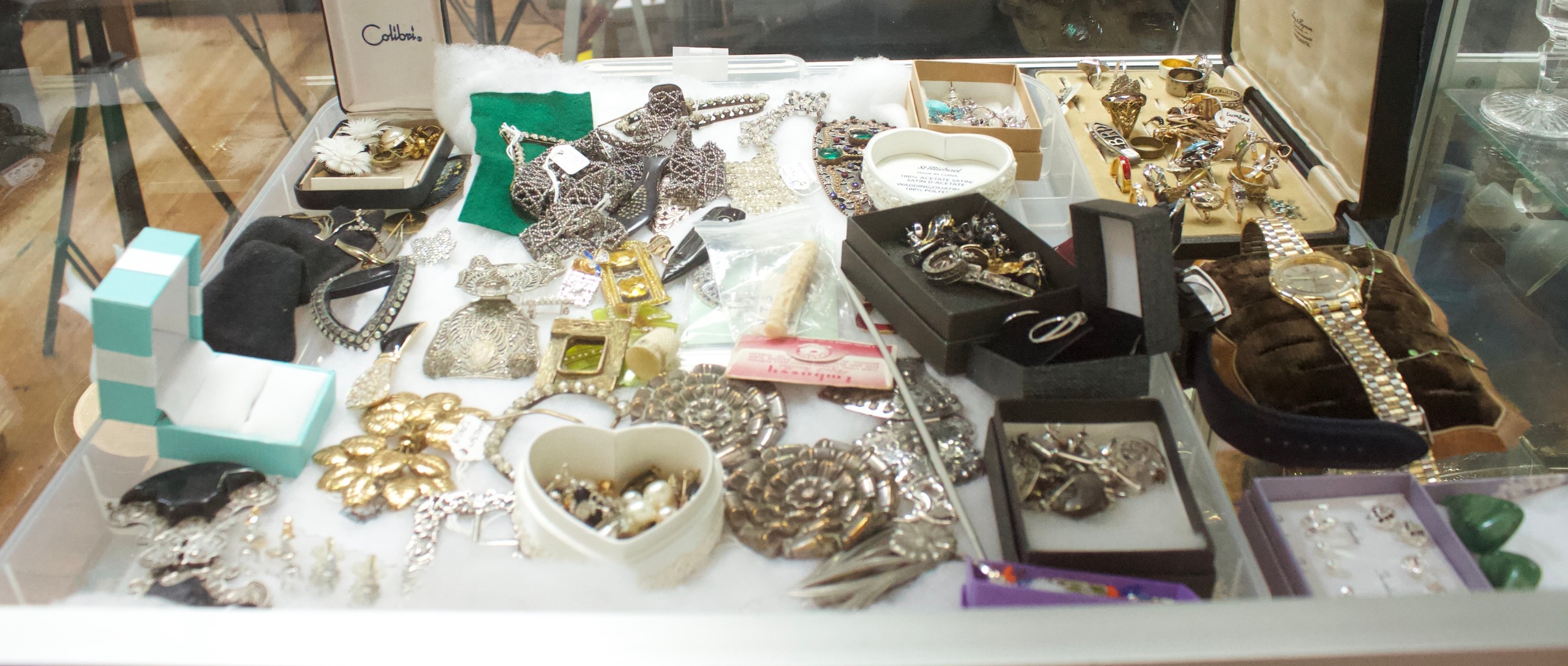 A good quantity of costume jewllery including brooches, earrings, rings, buckles etc, in two clear - Image 2 of 12