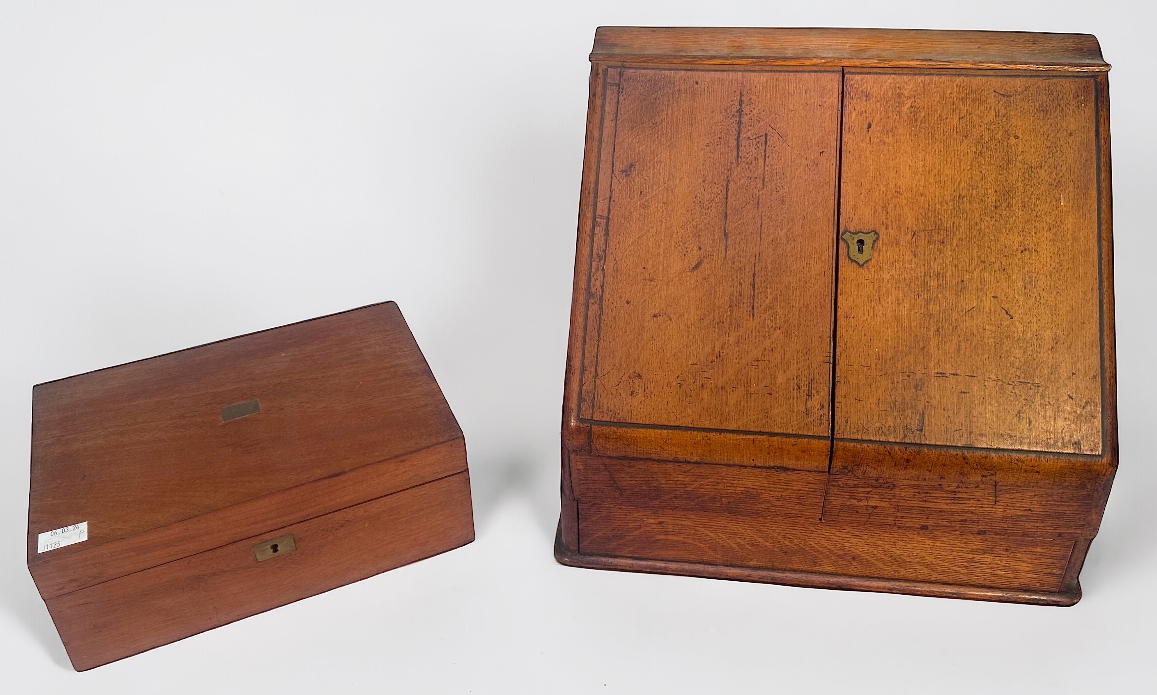 A Victorian slope-fronted oak desk tidy, with a pair of hinged doors enclosing adjustable - Image 4 of 4