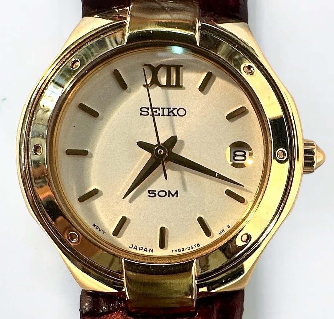 A ladies vintage 9ct gold cased Tissot wristwatch, the silvered dial with applied batons denoting - Bild 6 aus 8