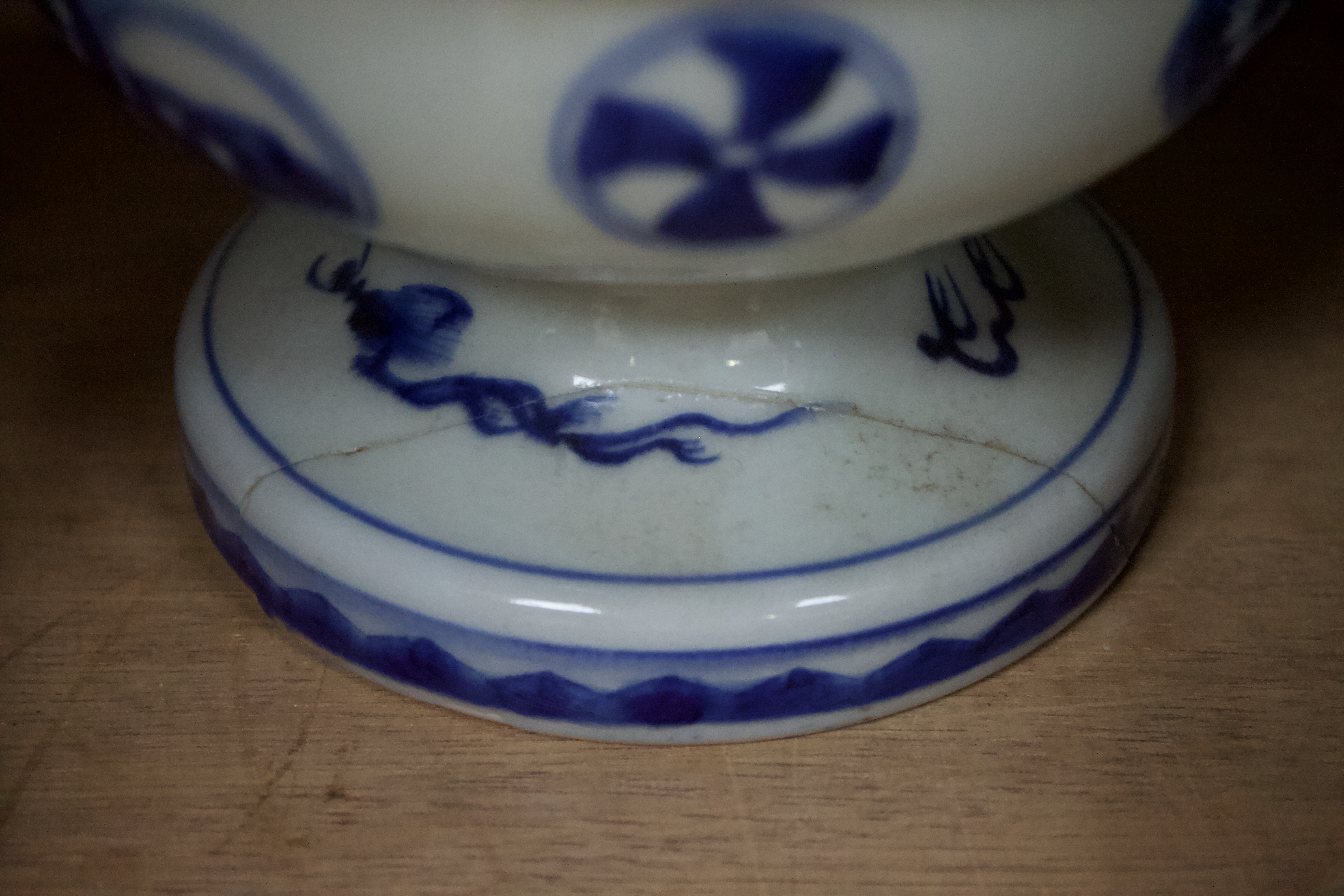 A collection of assorted Oriental and Oriental style ceramics including a Chinese blue and white tea - Image 8 of 9