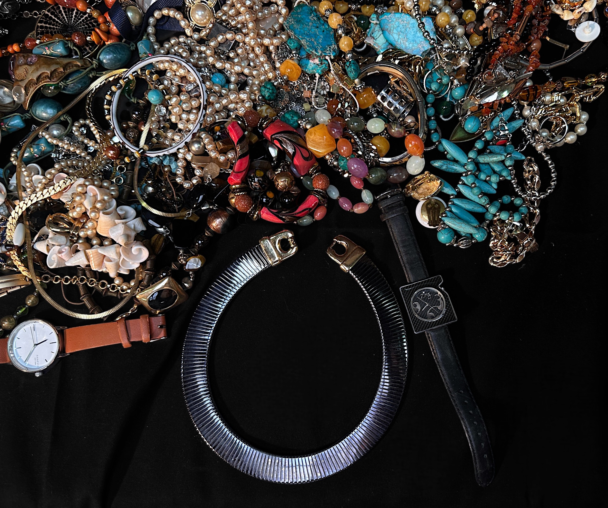 A good collection of assorted costume jewellery including a Givenchy necklace, bangles, chains, bead - Image 2 of 7