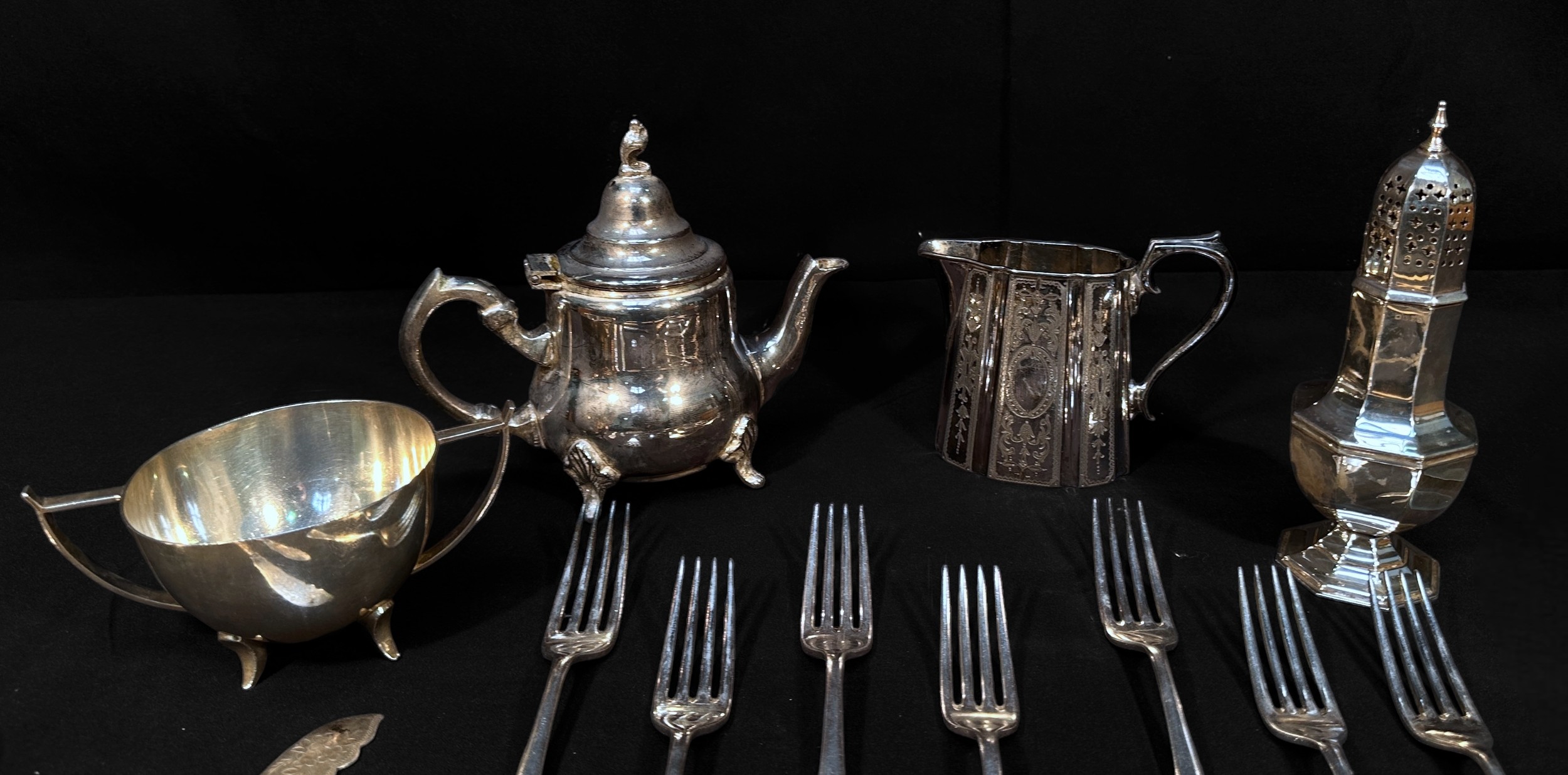 A Viners 44-piece canteen of silver-plated ‘Harley Elegance’ pattern cutlery, serves six, together - Image 5 of 5