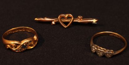 A 9ct gold and platinum ring and a 9ct gold brooch, gross weight approximately 2.4g, together with