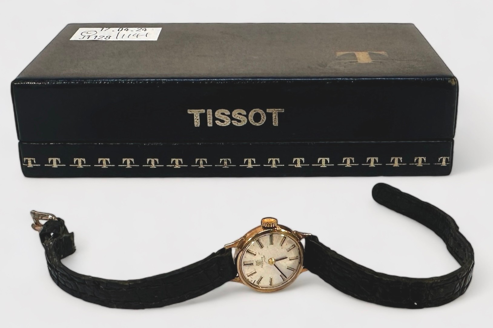 A ladies vintage 9ct gold cased Tissot wristwatch, the silvered dial with applied batons denoting - Bild 3 aus 8