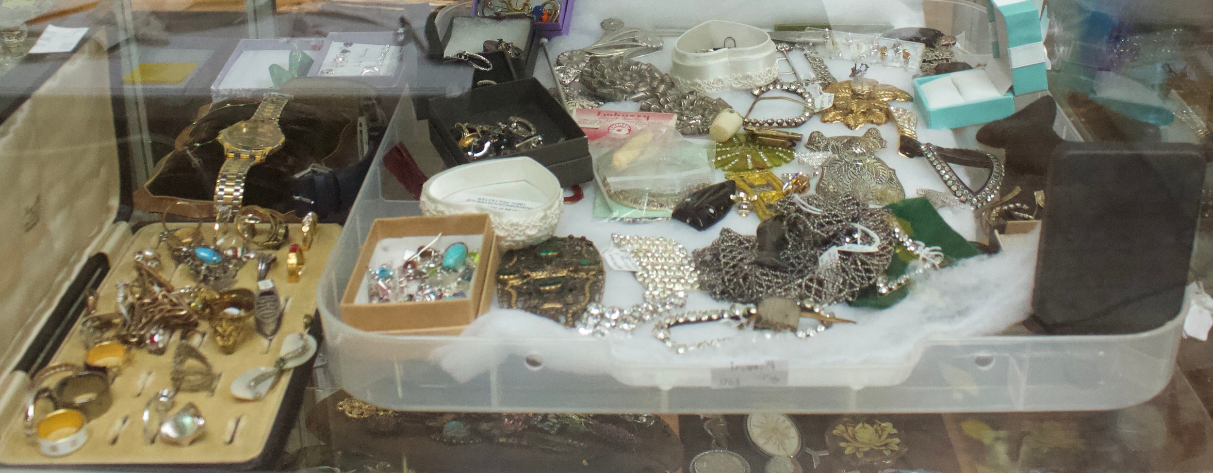 A good quantity of costume jewllery including brooches, earrings, rings, buckles etc, in two clear - Image 7 of 12