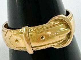 An 18ct gold buckle ring, weighs 7.7 grams.