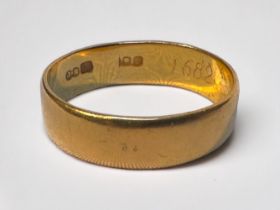 A 22ct gold wedding ring, 3.20g.