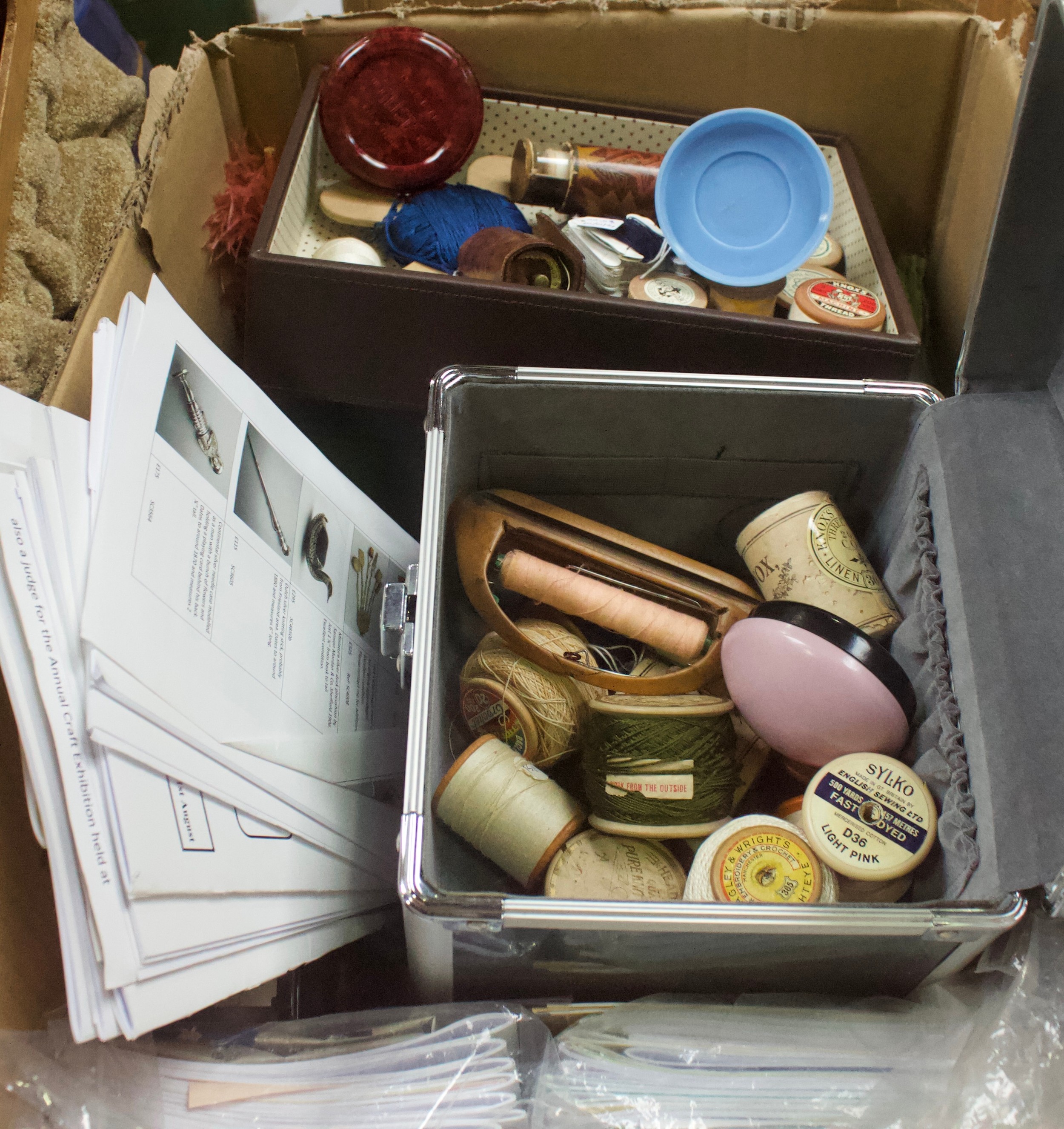 A large quantity of sewing notions and accessories including bobbins, branded cotton reels and - Image 6 of 7