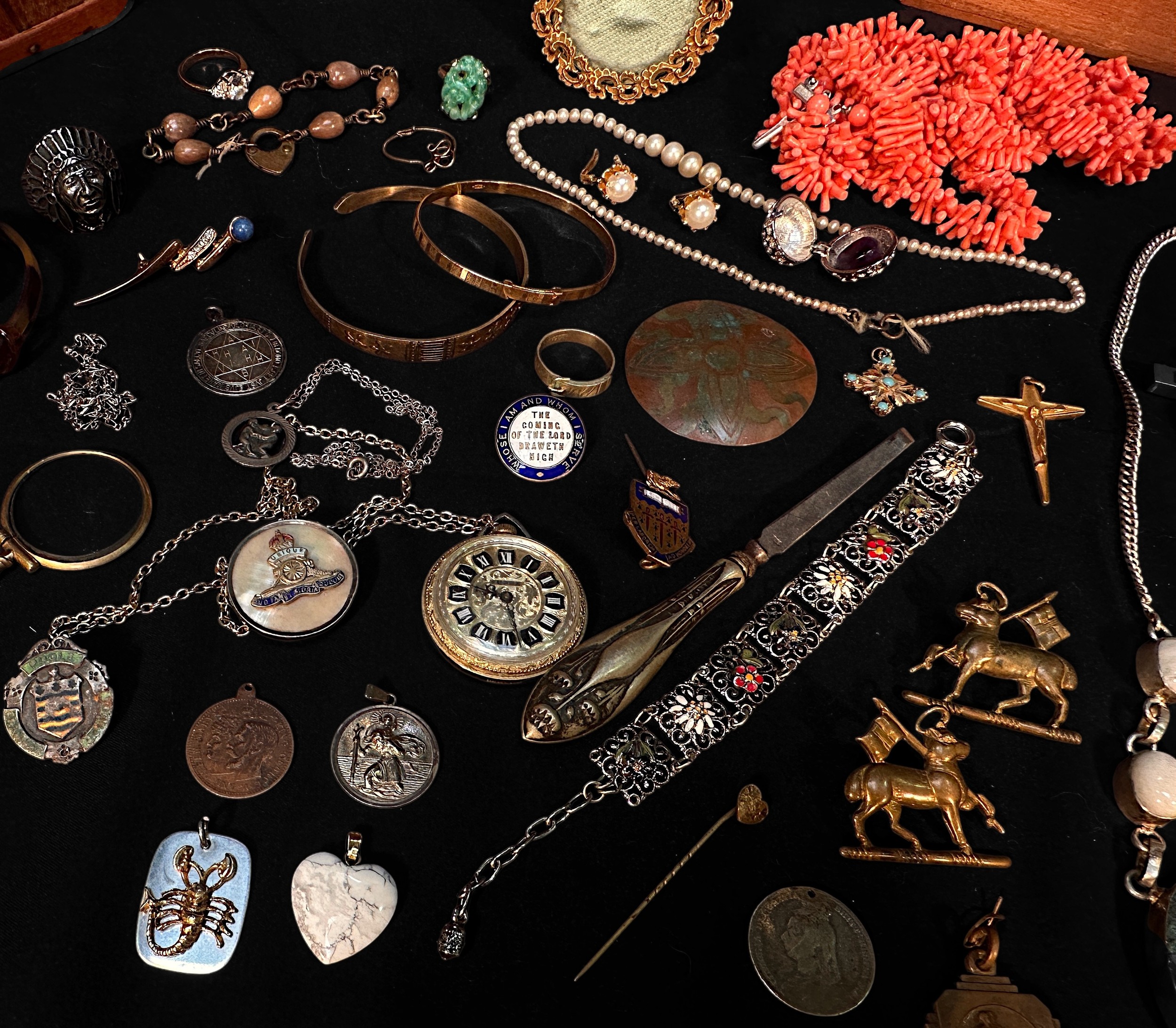 A collection of assorted vintage and antique costume jewellery and accessories including beads, - Image 7 of 7