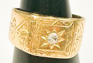 An 18ct yellow gold ring, star set with a small diamond to the centre, ring weighs 5.5 grams. (in