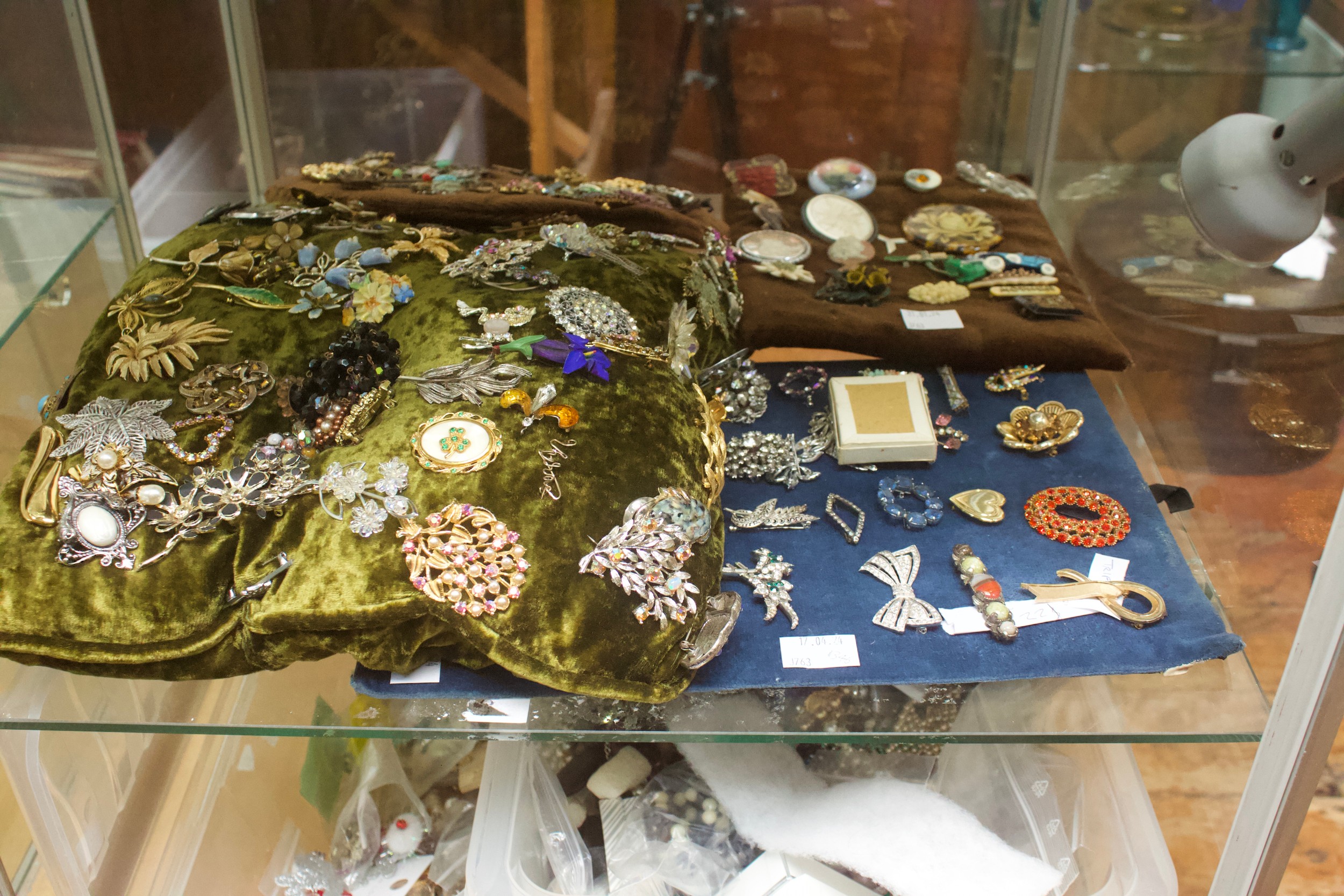 A good quantity of costume jewllery including brooches, earrings, rings, buckles etc, in two clear - Image 4 of 12