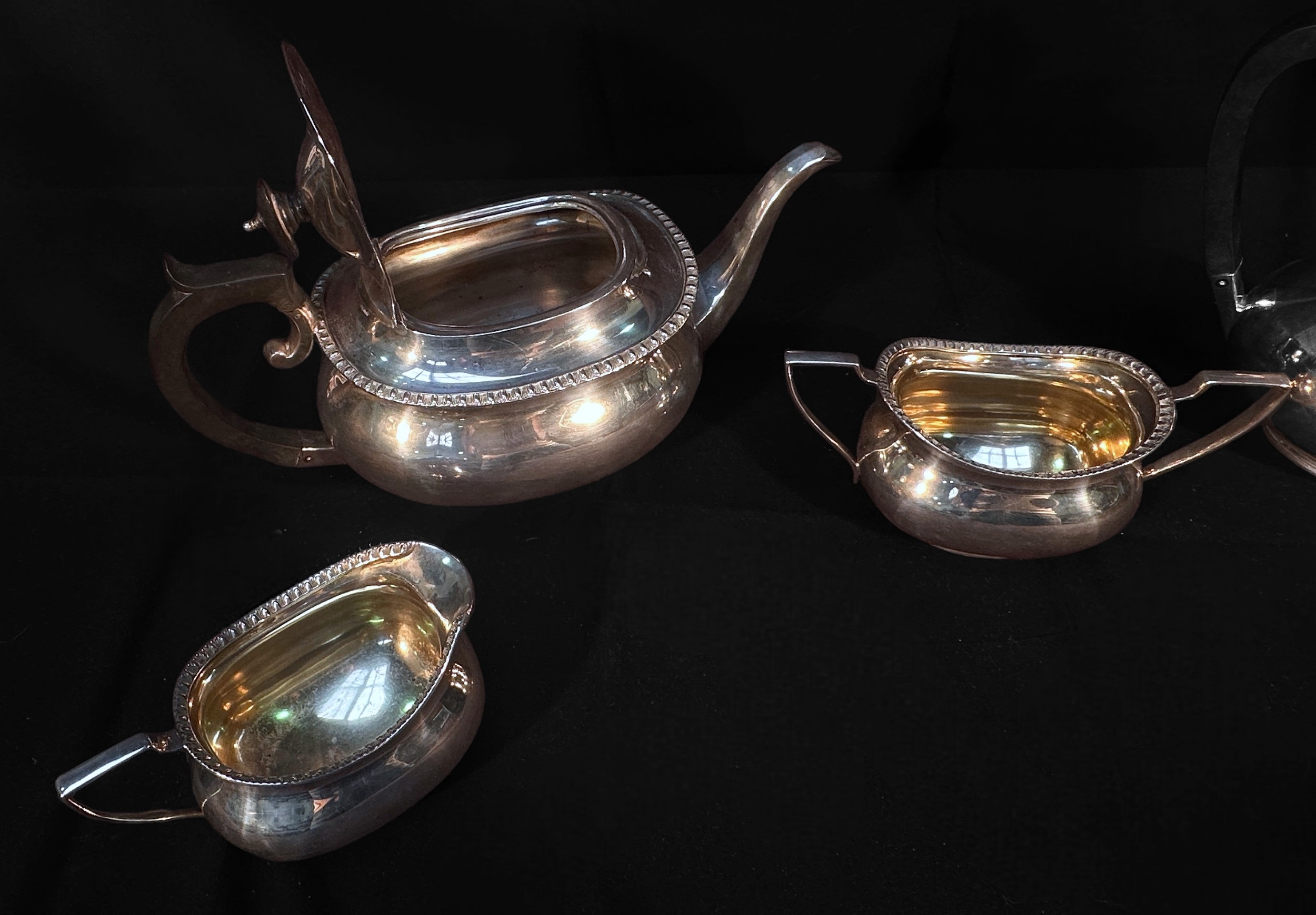 A three piece silver tea set, of compressed oval form, comprising teapot, sugar bowl and cream - Bild 2 aus 2