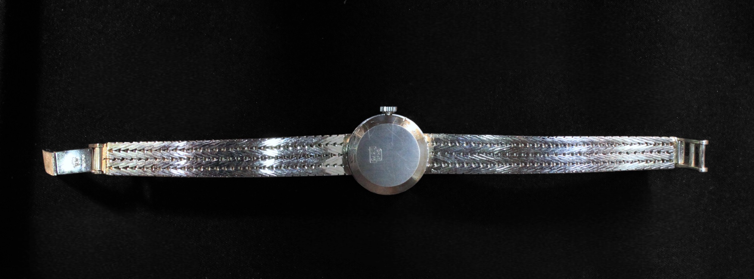 A ladies 9ct white gold wristwatch by Roamer, the silvered dial with batons denoting hours, the - Image 3 of 4