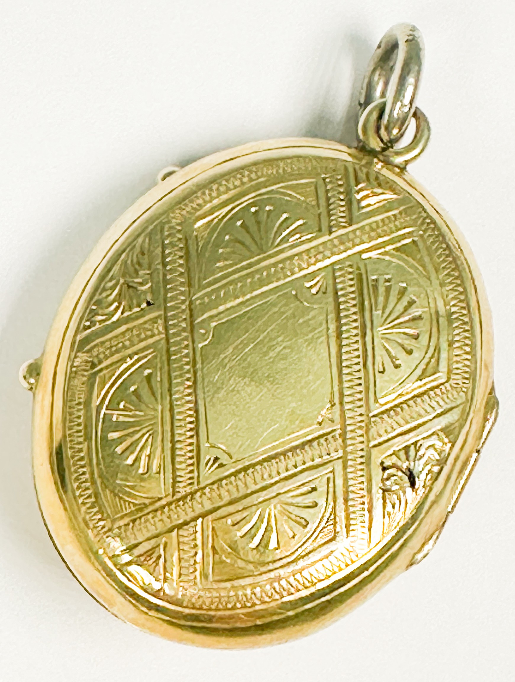 A yellow metal (tests as 9ct or above) oval shaped locket, with diagonal pattern design to the - Image 2 of 3