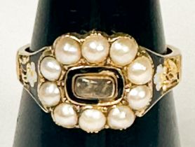 An 18ct yellow gold and enamel mourning ring, set with ten seed pearls to the top, weighs 5.3 grams.