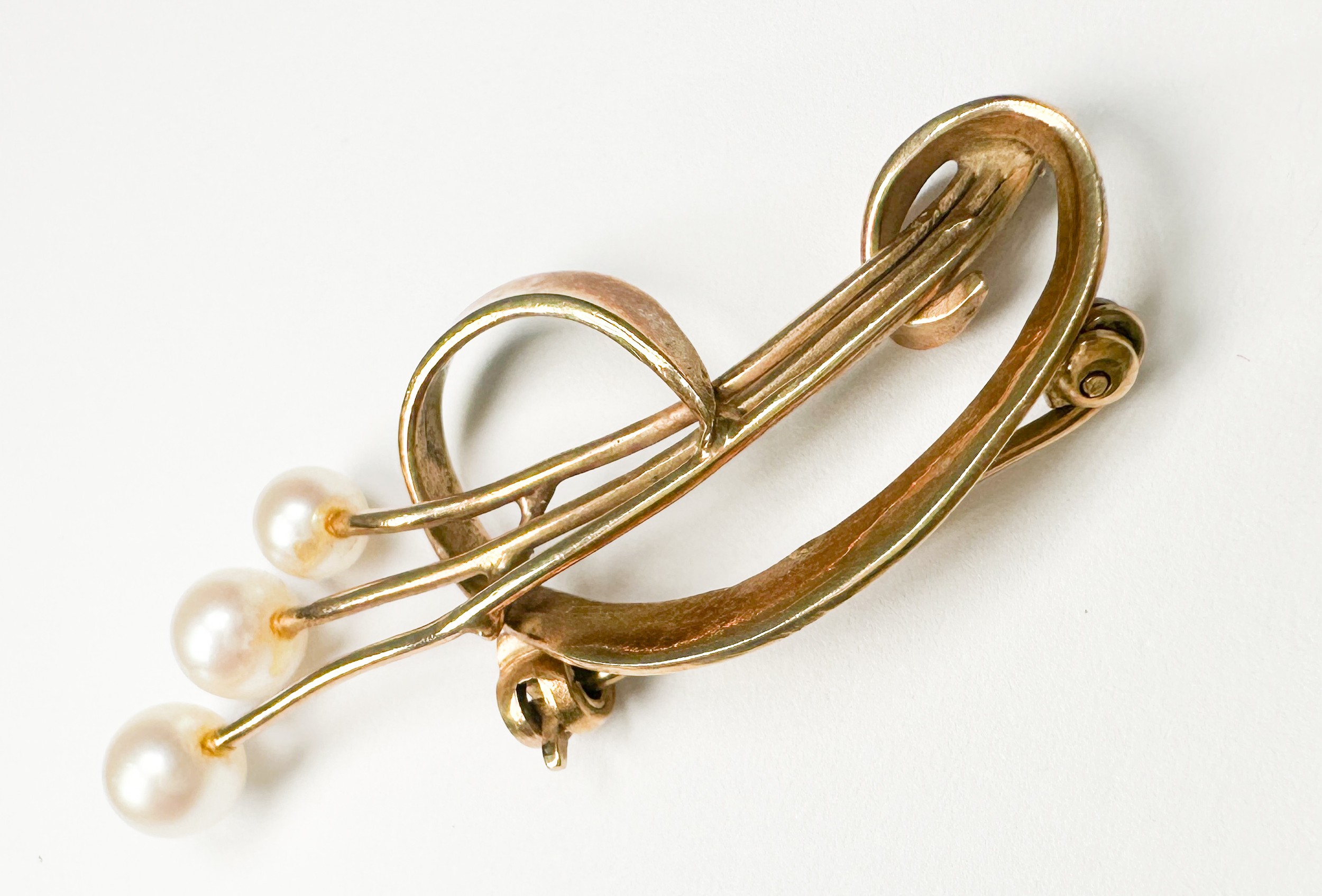 A 9ct gold brooch with three cultured pearls in an open spray design, weighs 3.6 grams. - Image 2 of 2