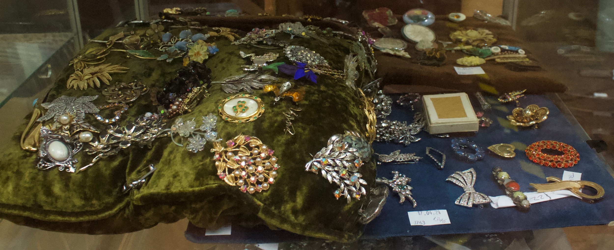 A good quantity of costume jewllery including brooches, earrings, rings, buckles etc, in two clear - Image 6 of 12