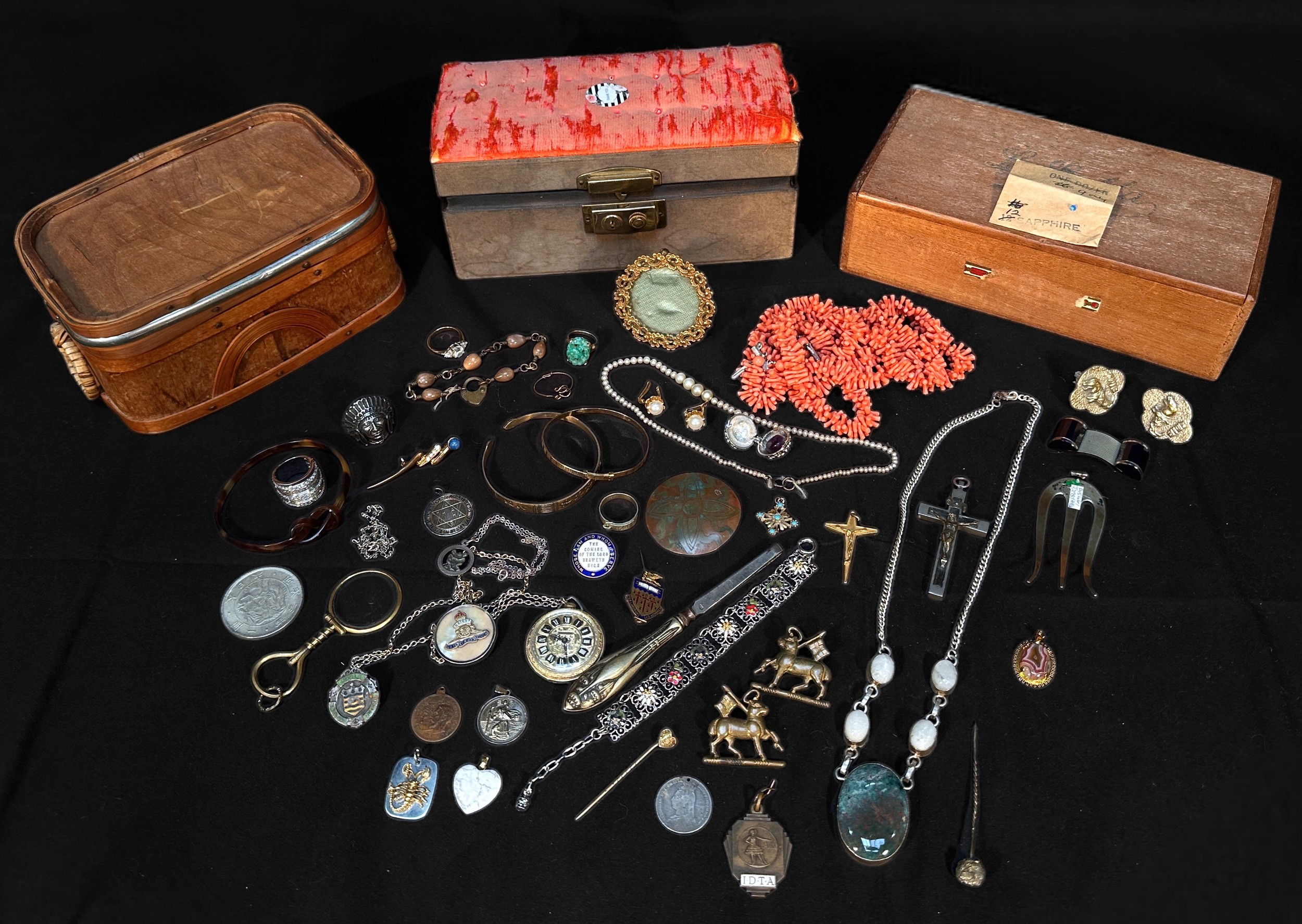 A collection of assorted vintage and antique costume jewellery and accessories including beads, - Image 6 of 7