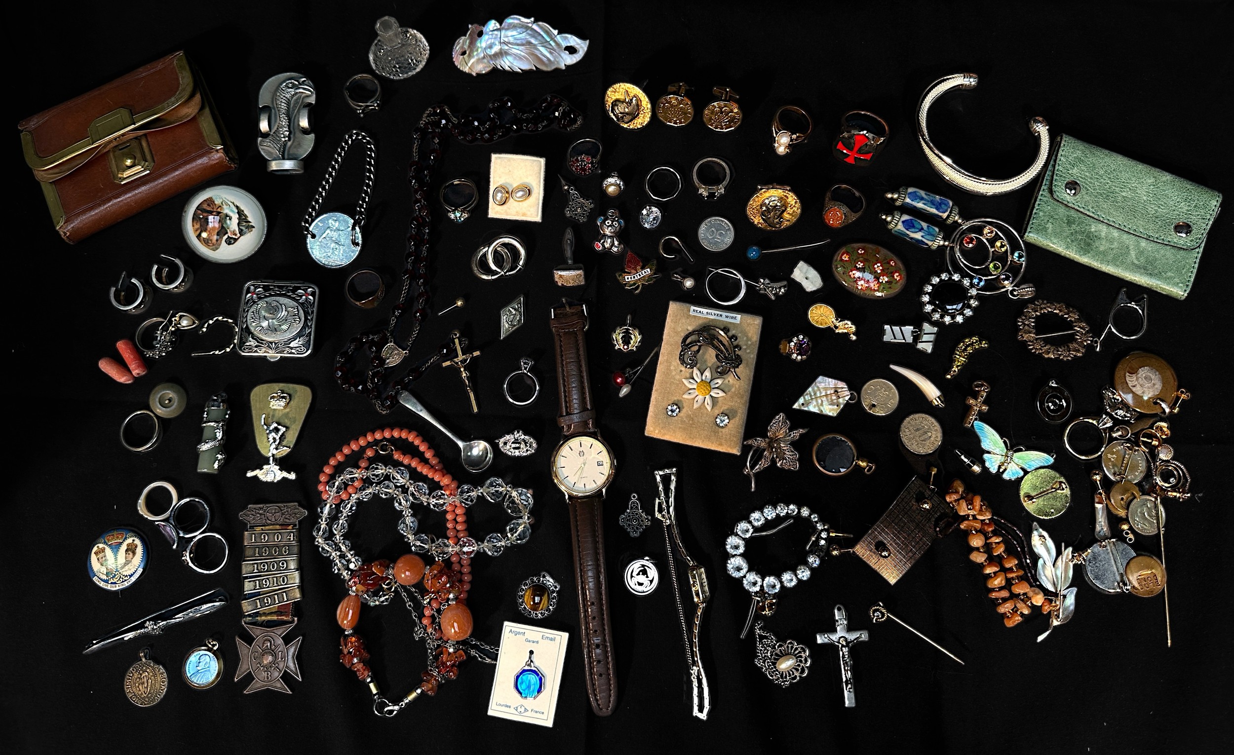 A collection of assorted vintage and antique costume jewellery and accessories including beads, - Image 5 of 7