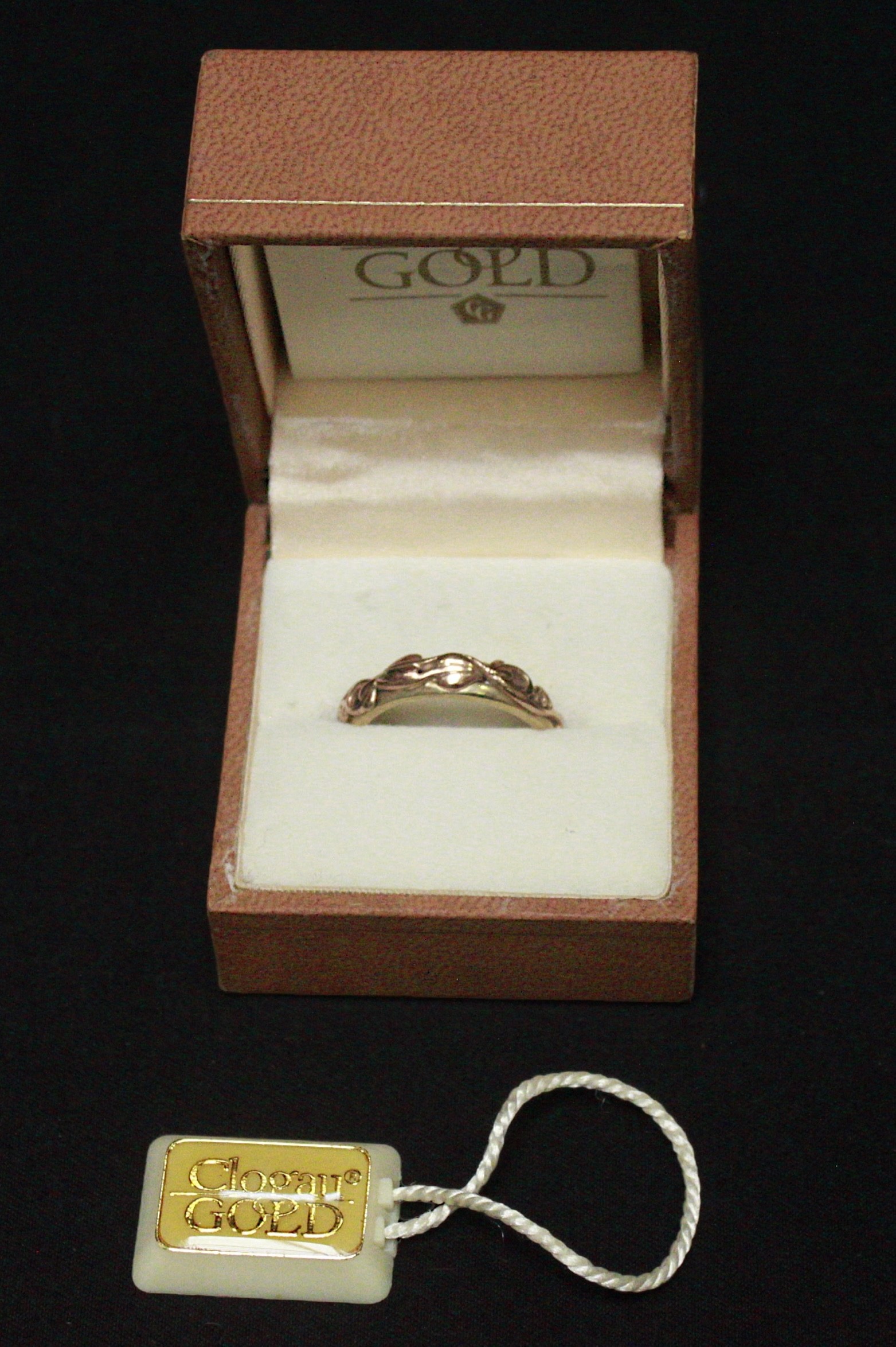 A 9ct Welsh gold ring by Clogau, the yellow gold band with open work top, overlaid with rose gold - Bild 3 aus 3