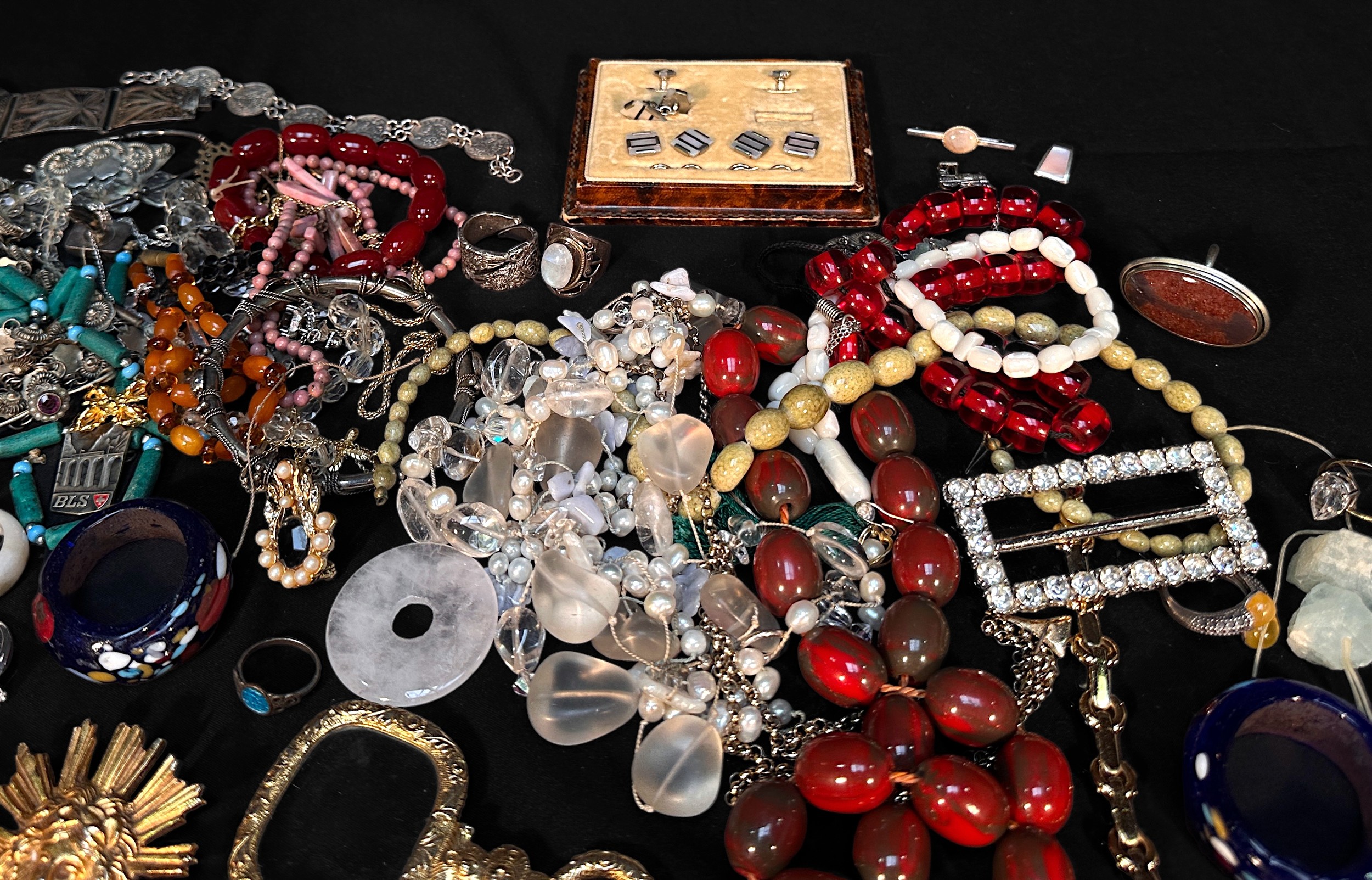 A collection of assorted vintage and antique costume jewellery and accessories including beads, - Image 2 of 7