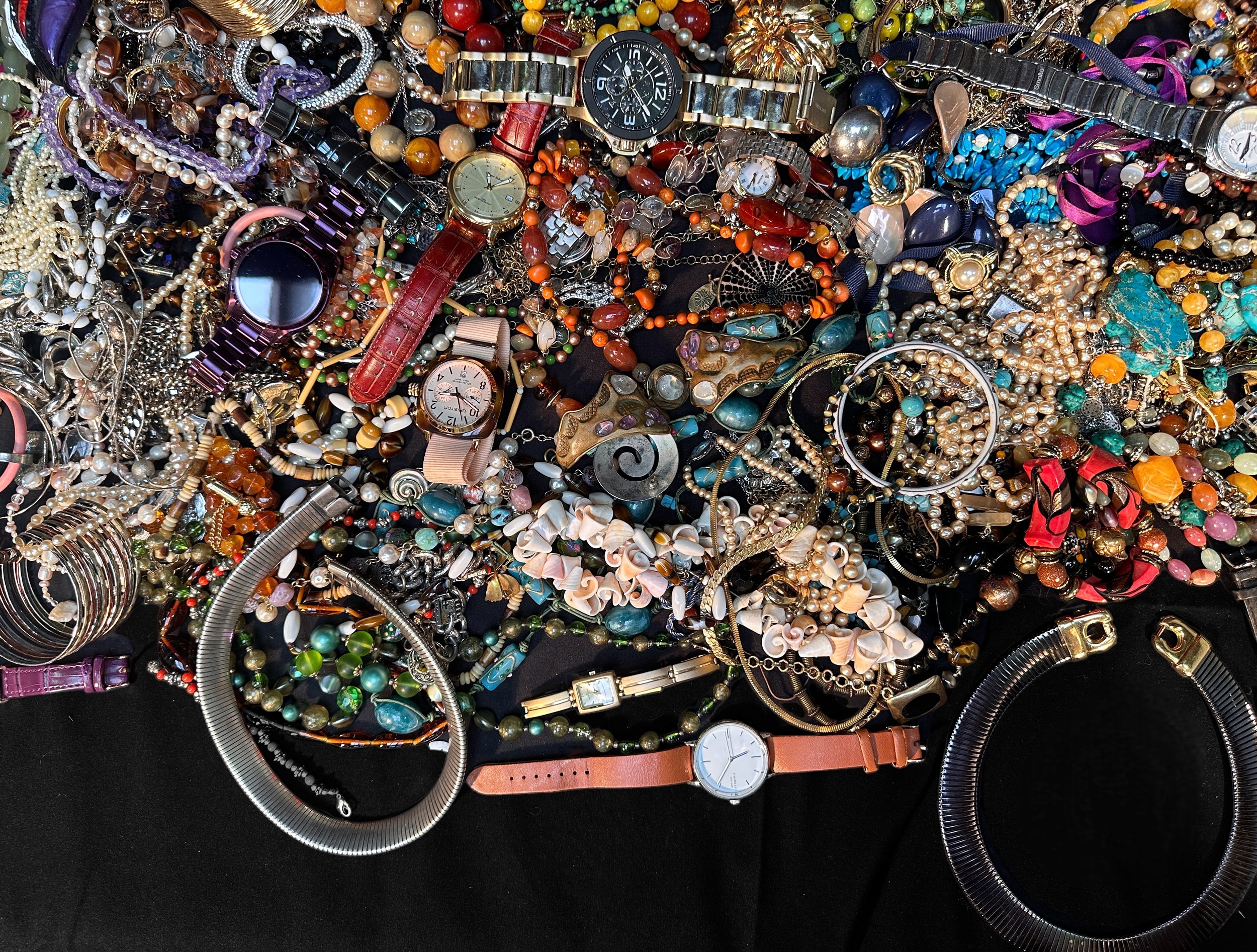 A good collection of assorted costume jewellery including a Givenchy necklace, bangles, chains, bead - Image 4 of 7