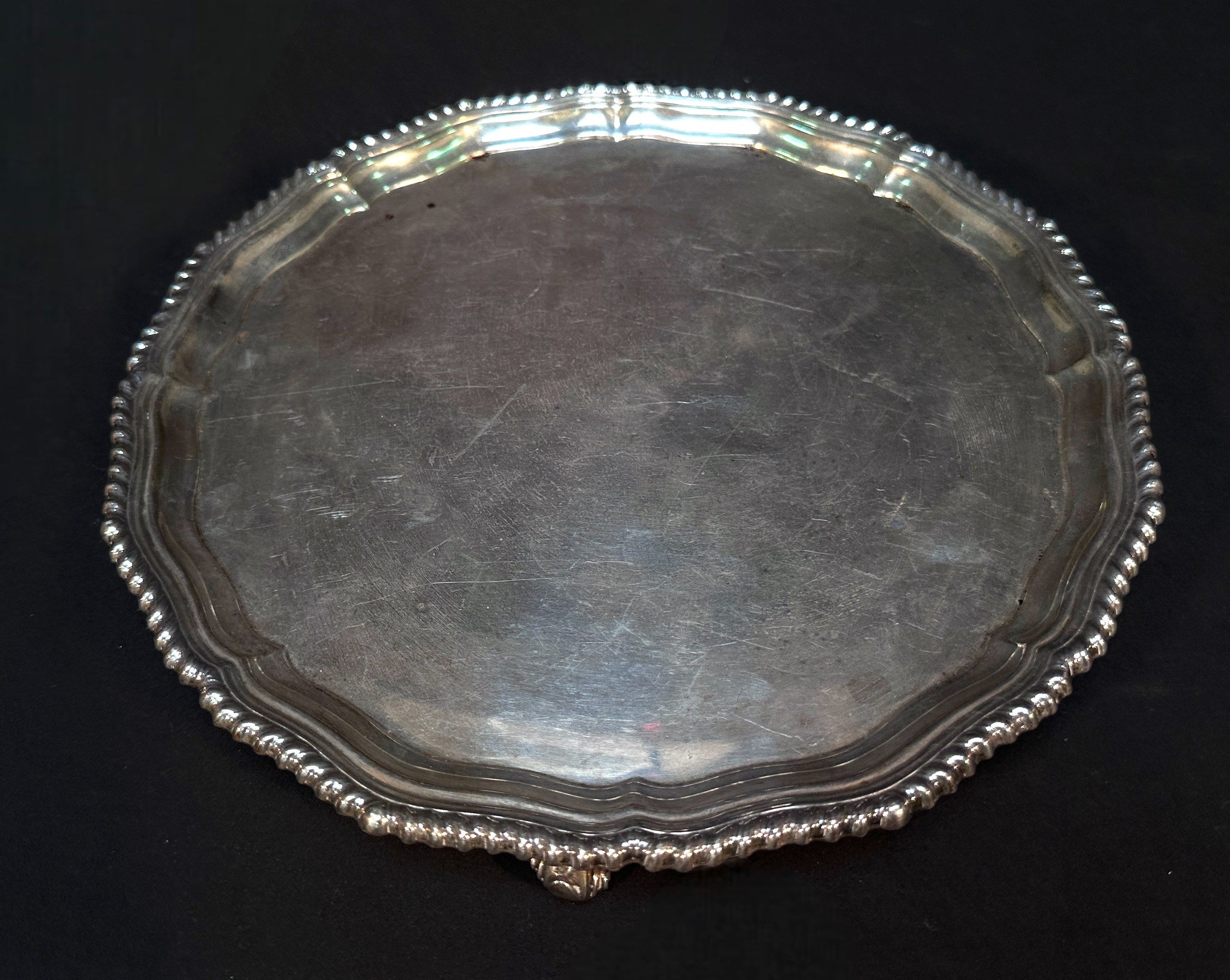 A George III 'style' silver salver, of circular form with gadrooned serpentine rim, raised on - Bild 2 aus 2