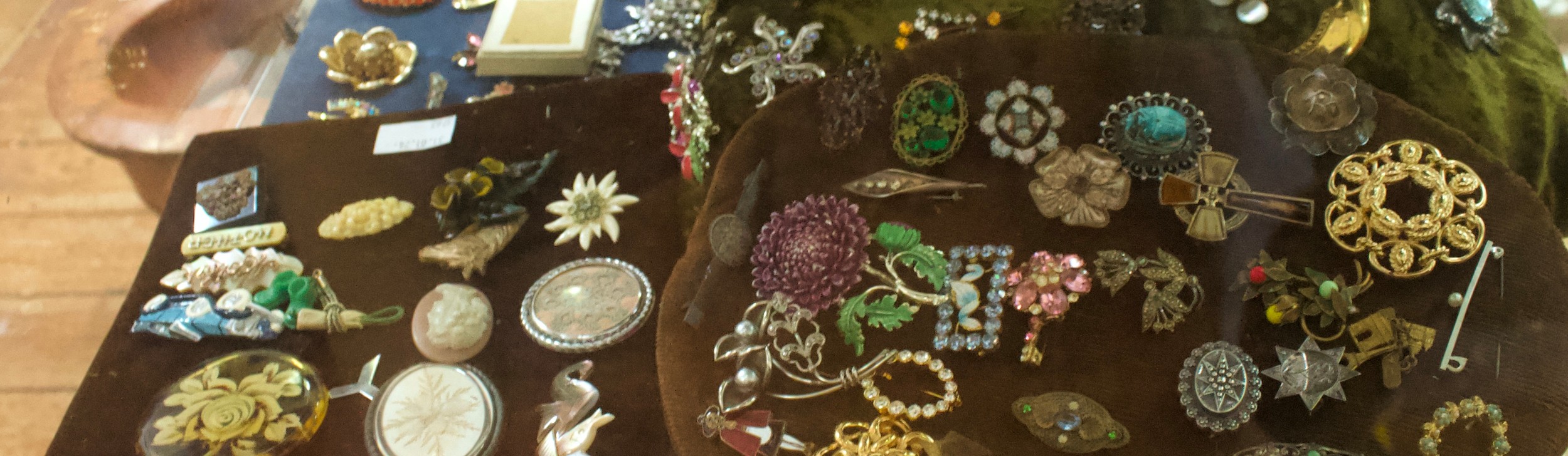 A good quantity of costume jewllery including brooches, earrings, rings, buckles etc, in two clear - Image 11 of 12