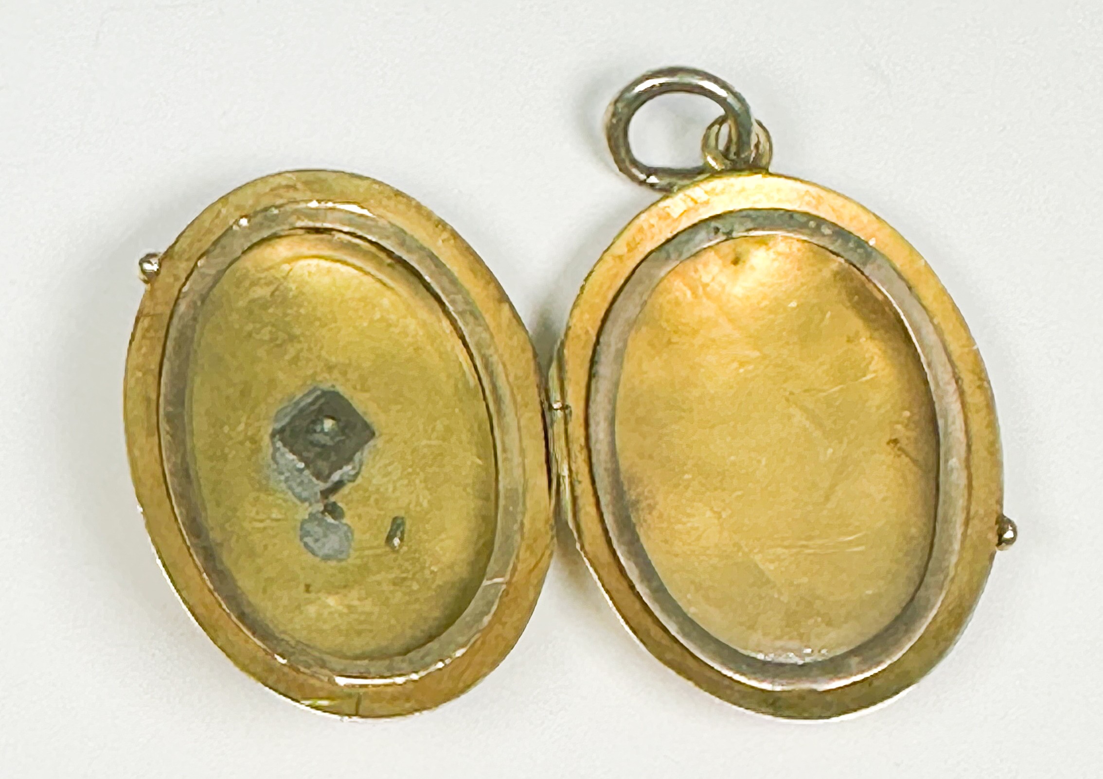 A yellow metal (tests as 9ct or above) oval shaped locket, with diagonal pattern design to the - Image 3 of 3