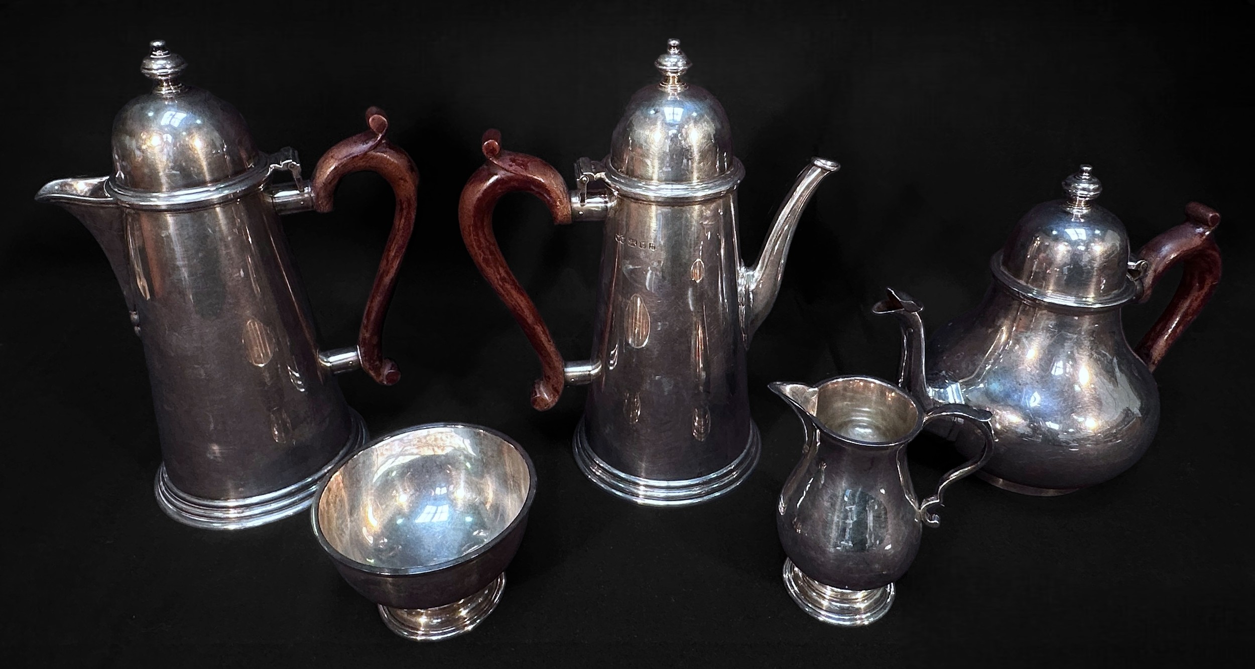 A George I 'Style' Silver Five-Piece Tea, and Coffee Set, with cream jug, sugar bowl and hotwater - Bild 2 aus 3