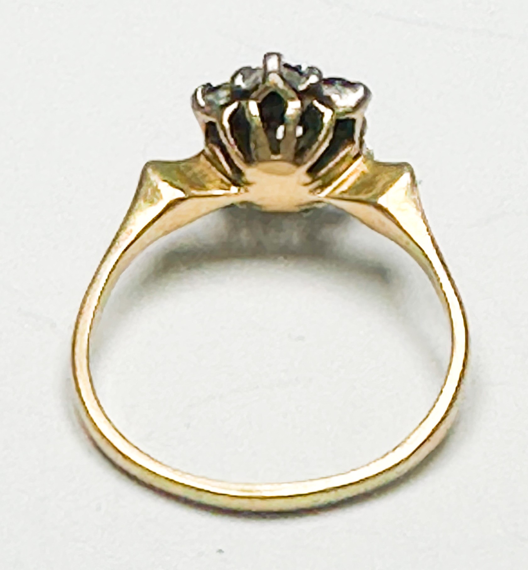 An 18ct yellow gold dress ring, claw-set with a round diamond to the centre, surrounded by 6 x - Image 2 of 3