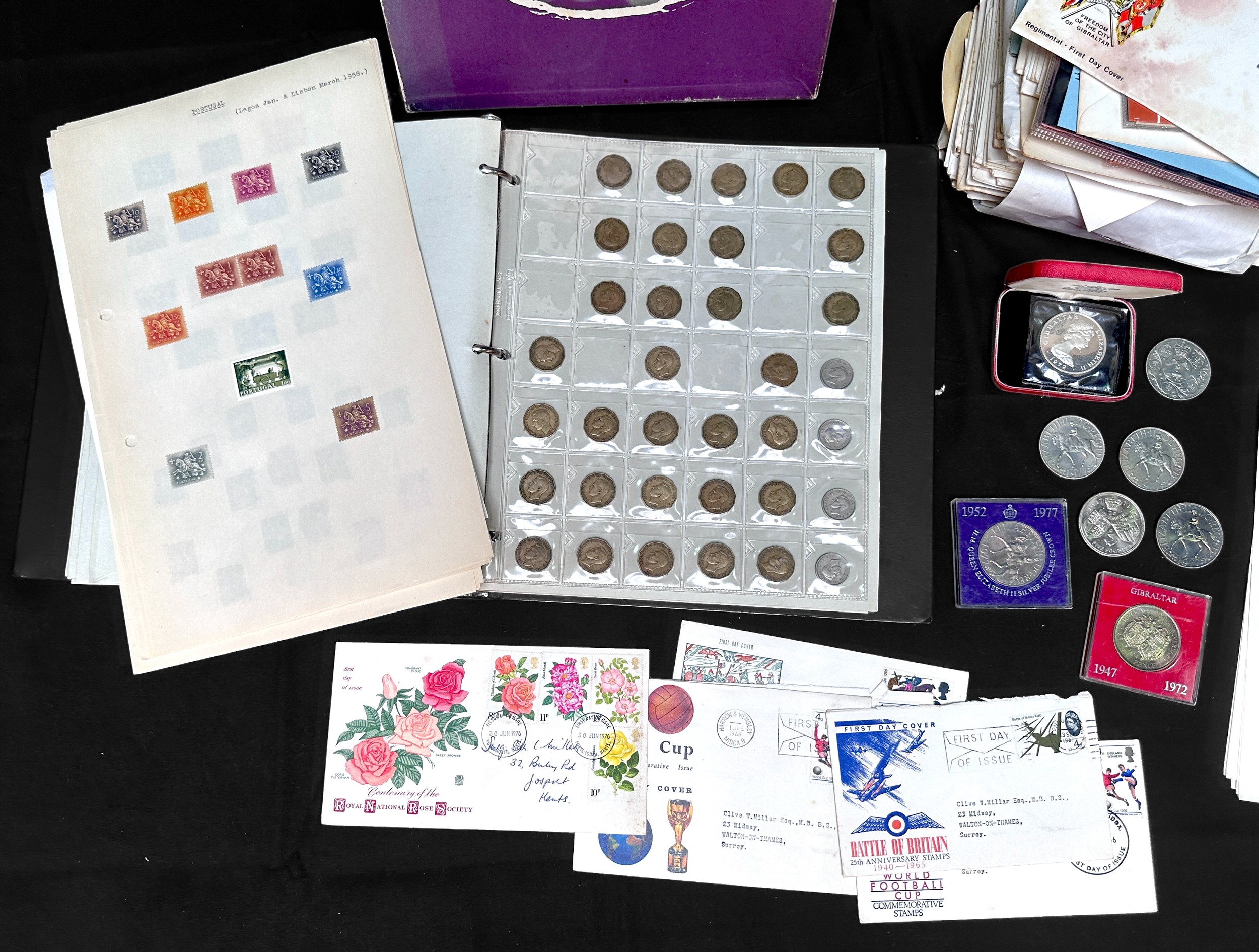 ERII Silver Wedding 25 New Pence, Gibraltar 1972, sealed in packet UNC, in fitted box, together with - Image 5 of 5