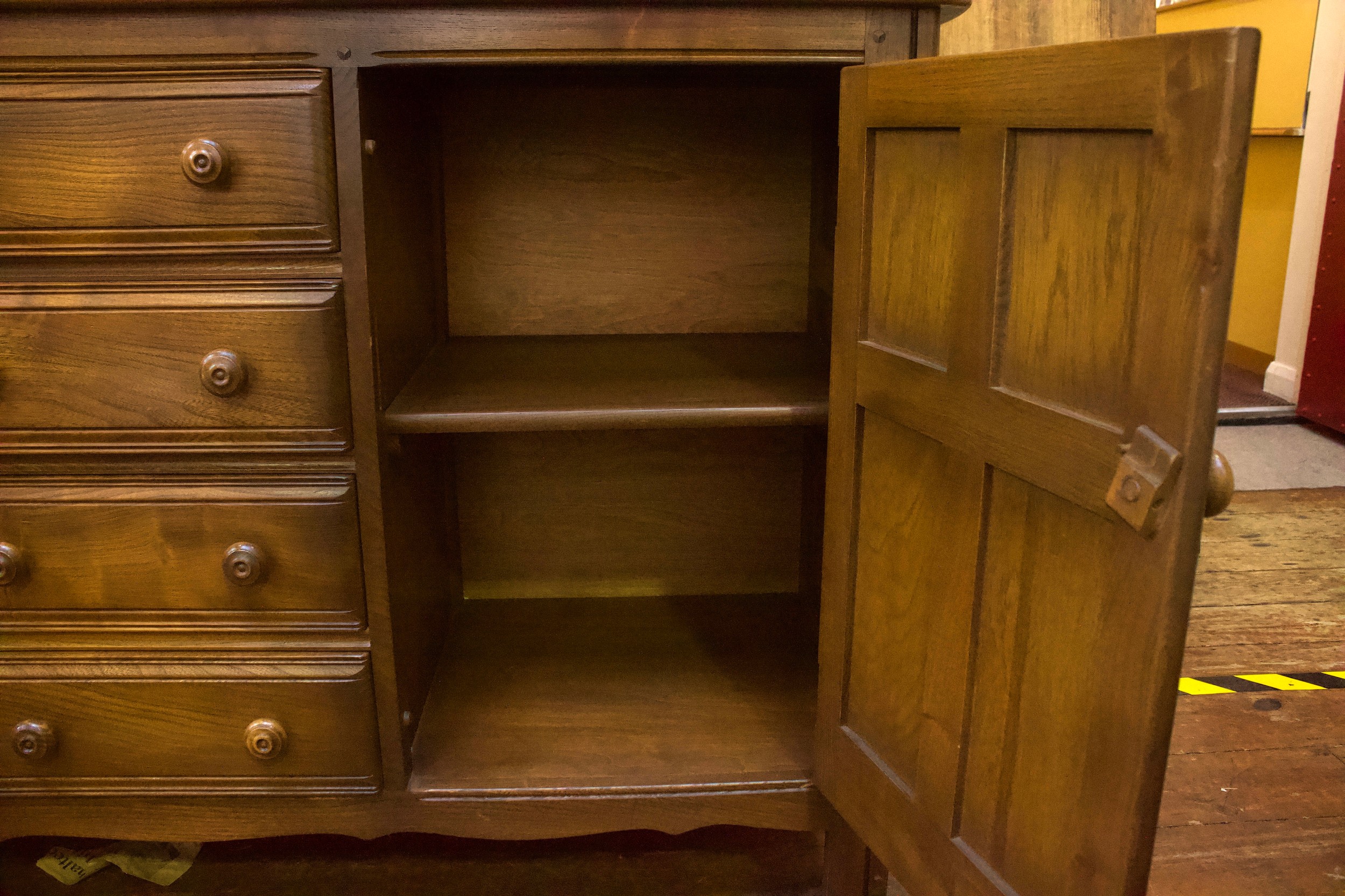 An Ercol elm Colonial sideboard, comprising four short central drawers, flanked by two cupboard - Bild 2 aus 2