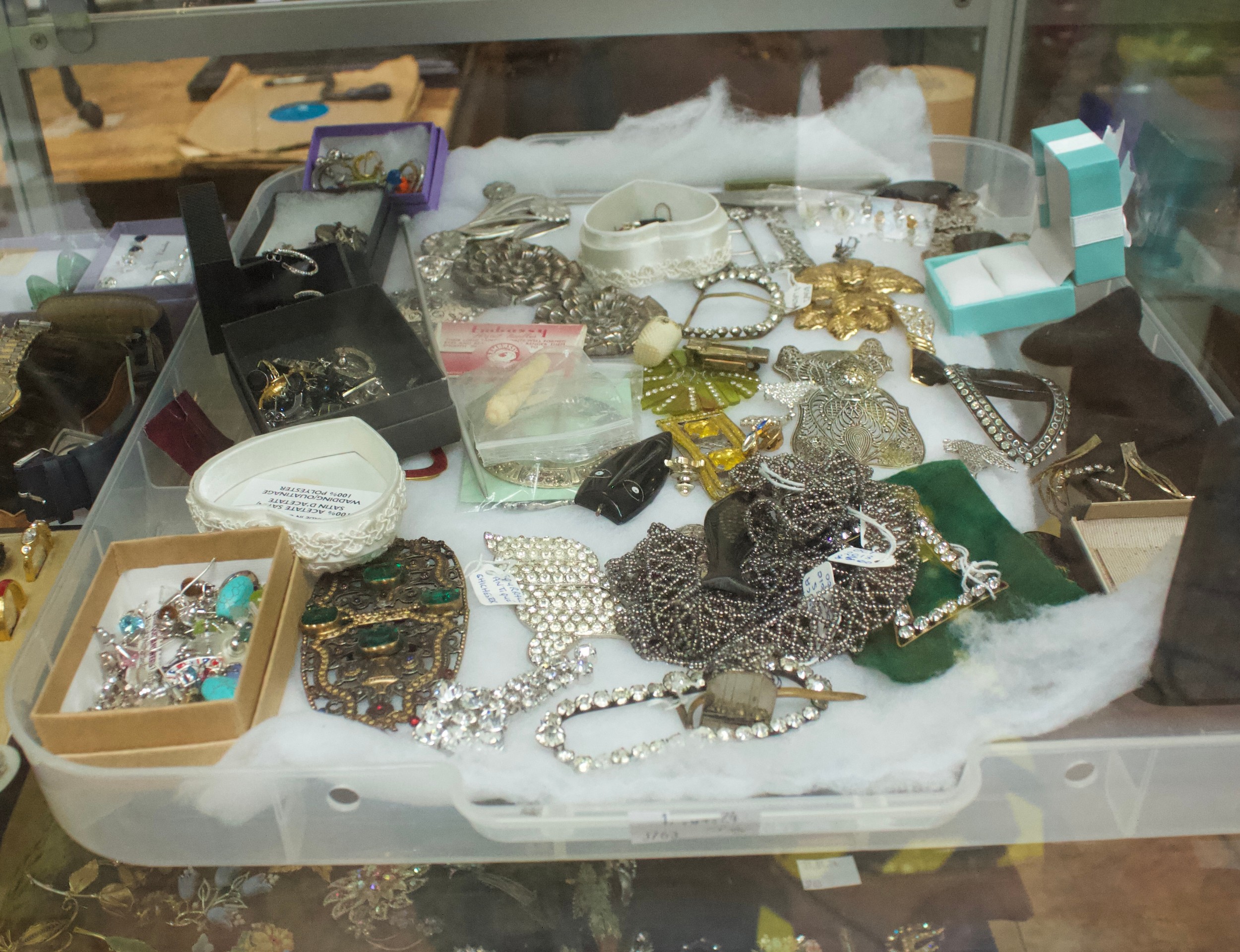 A good quantity of costume jewllery including brooches, earrings, rings, buckles etc, in two clear - Image 8 of 12