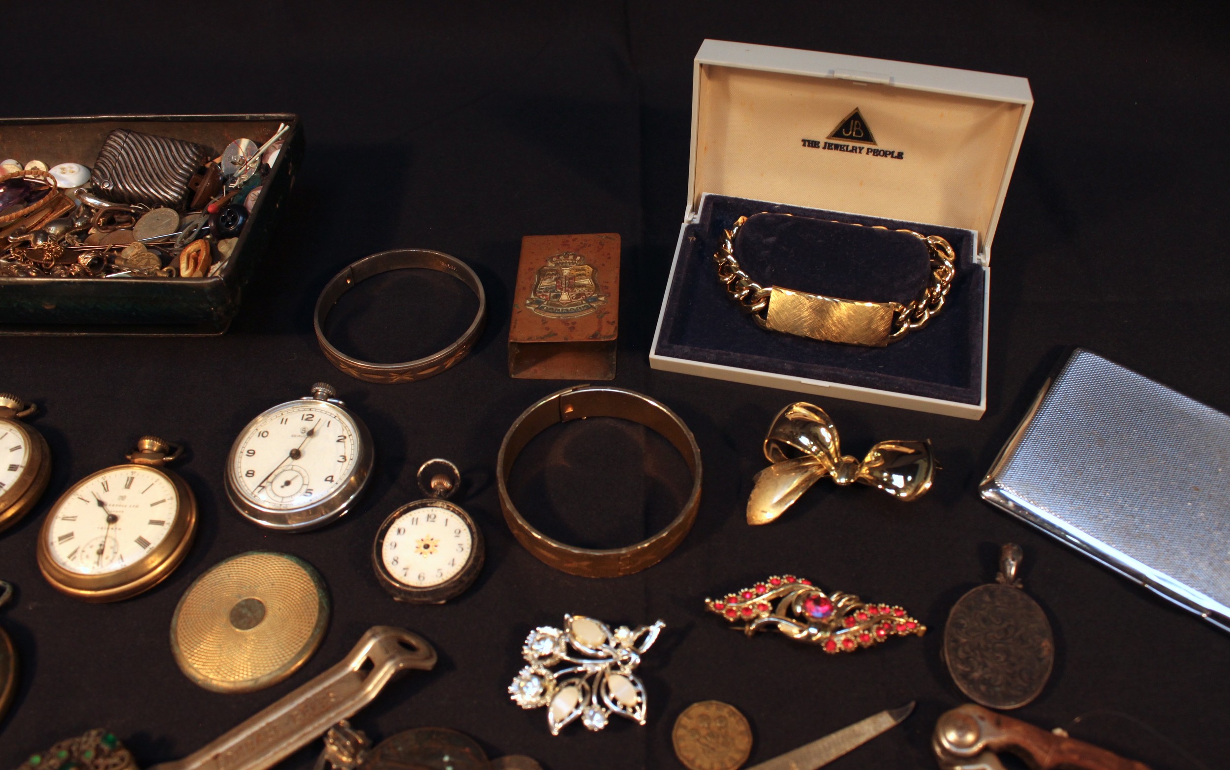 A collection of assorted costume jewellery including brooches, rings, chains and earrings etc. - Image 3 of 3