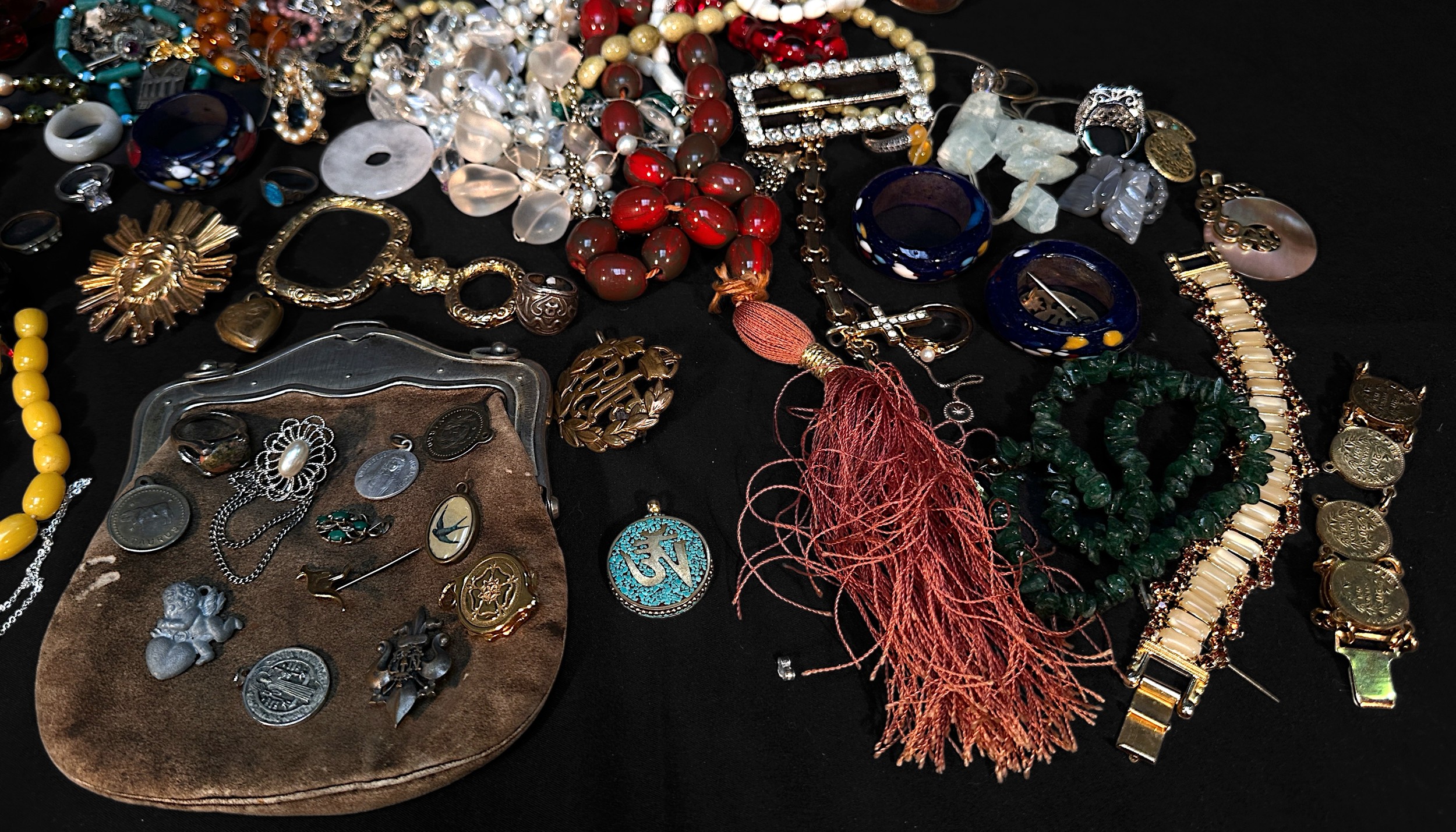 A collection of assorted vintage and antique costume jewellery and accessories including beads, - Image 3 of 7