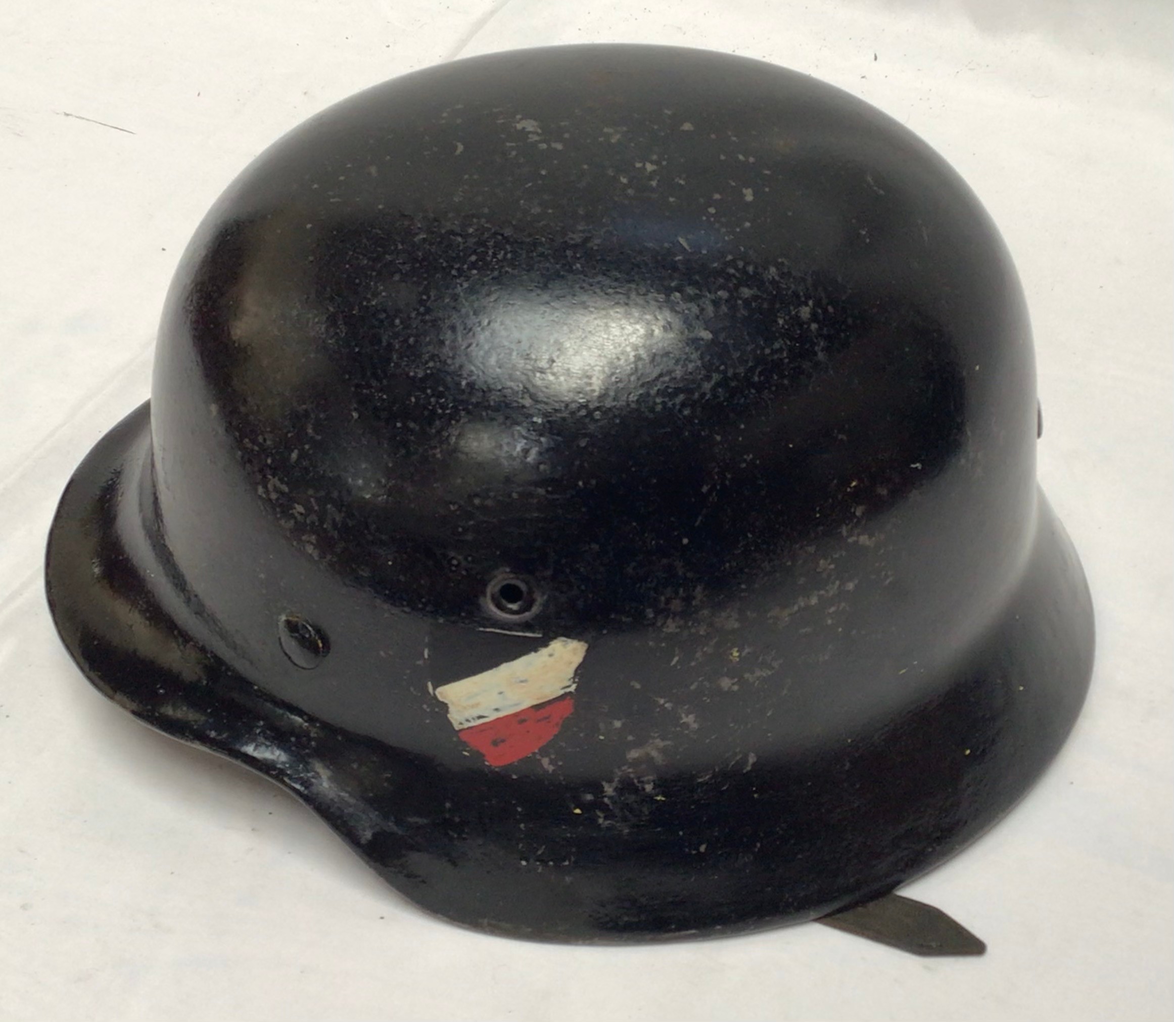 A WWII German Third Reich M40 helmet, numbered ET66 5070, with eight-tongue leather liner, black - Bild 2 aus 3