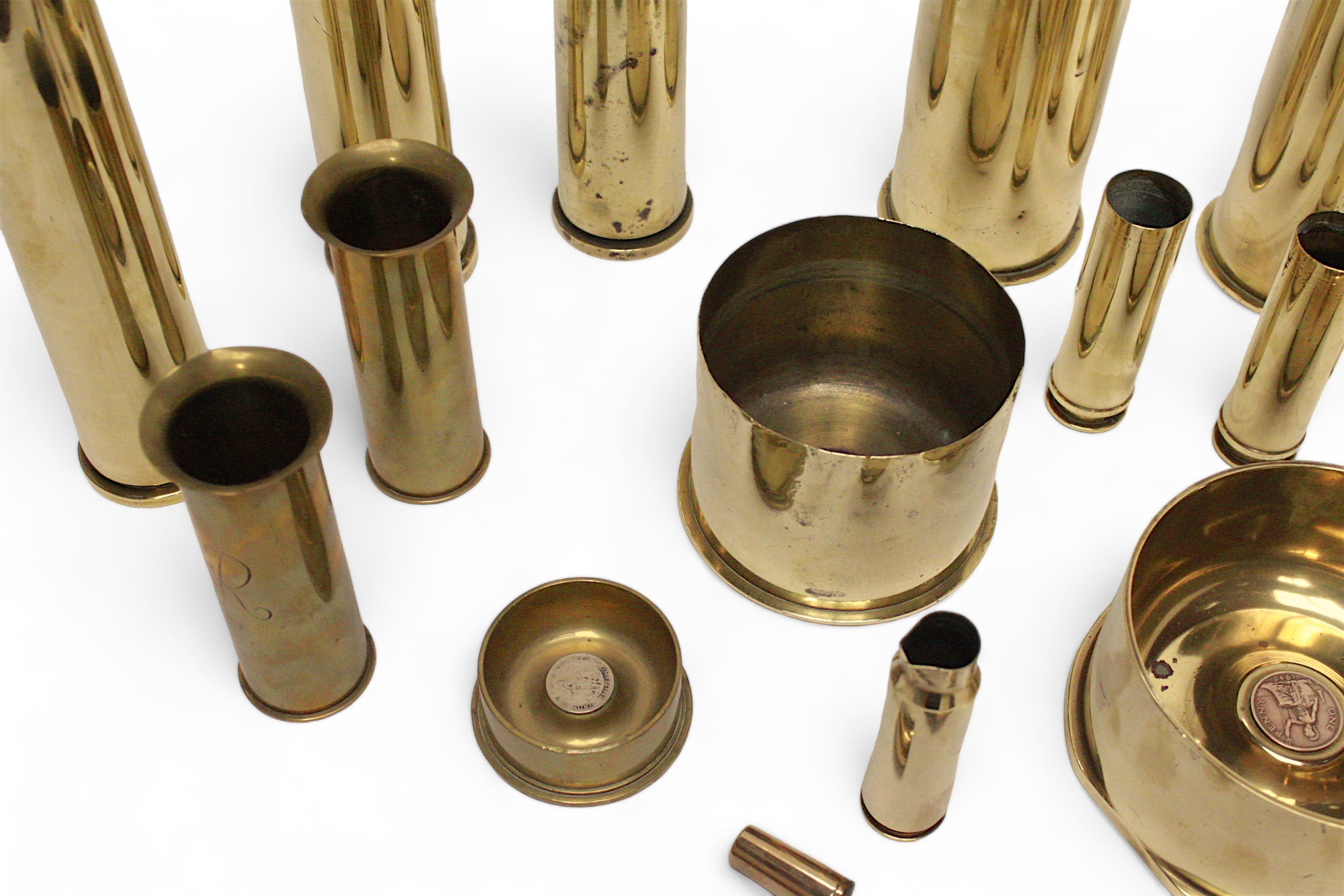 A collection of assorted brass shells including a 1953 40mm/T Mk4, a 1916 and a 1917 shell case etc. - Bild 3 aus 3